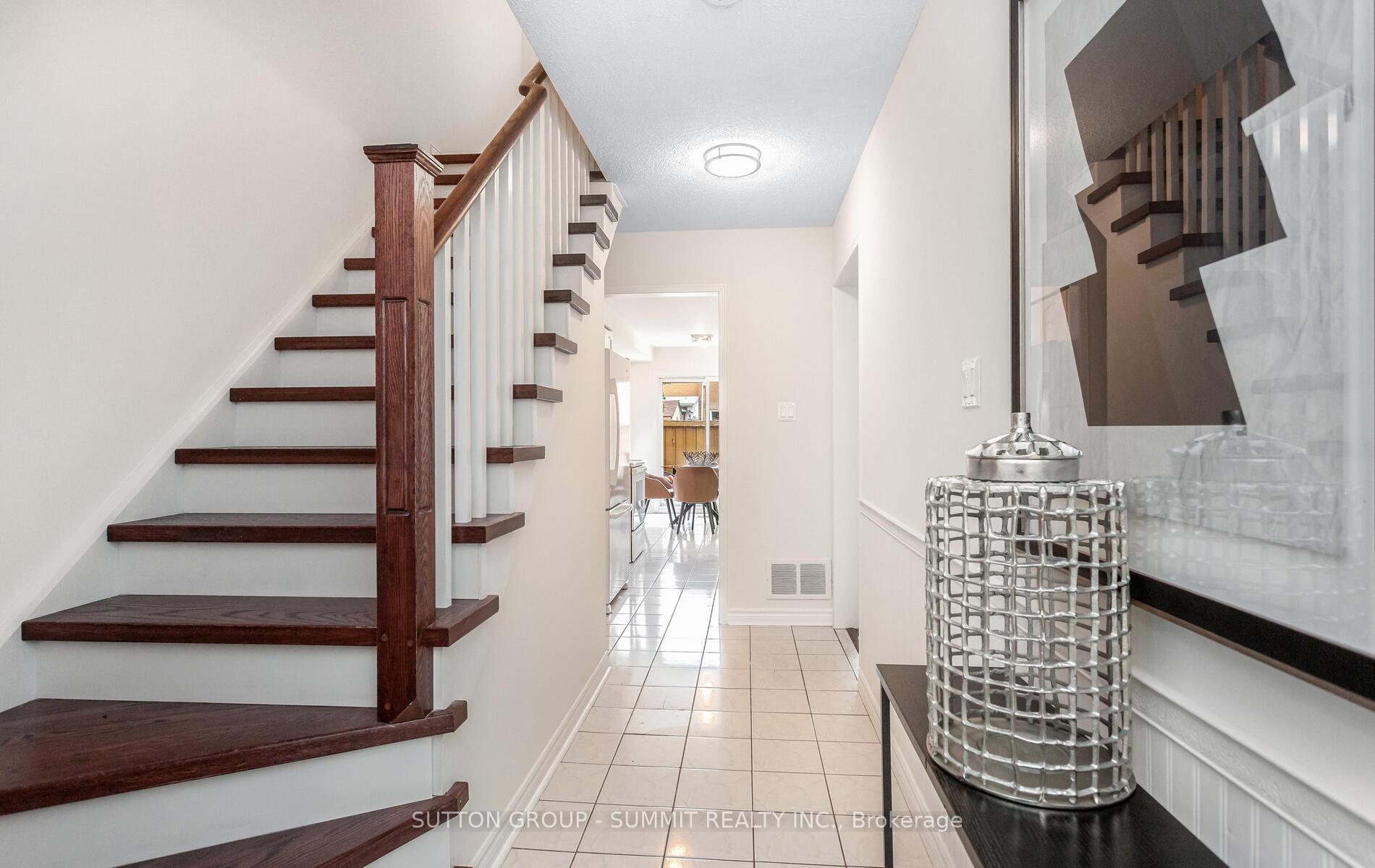 3 Bedrooms Condo at 550 Steddick, Mississauga For sale