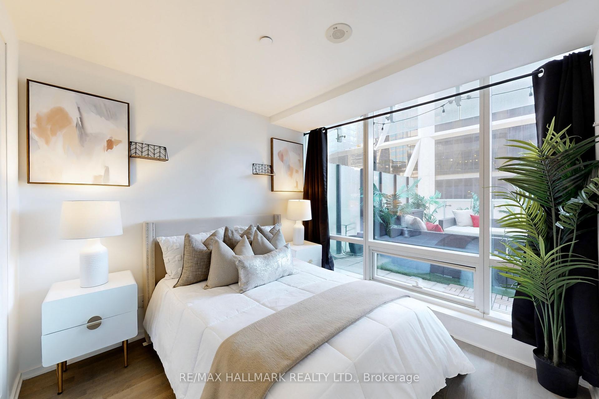 3 Bedrooms Condo at 1 Bloor,  Toronto For sale