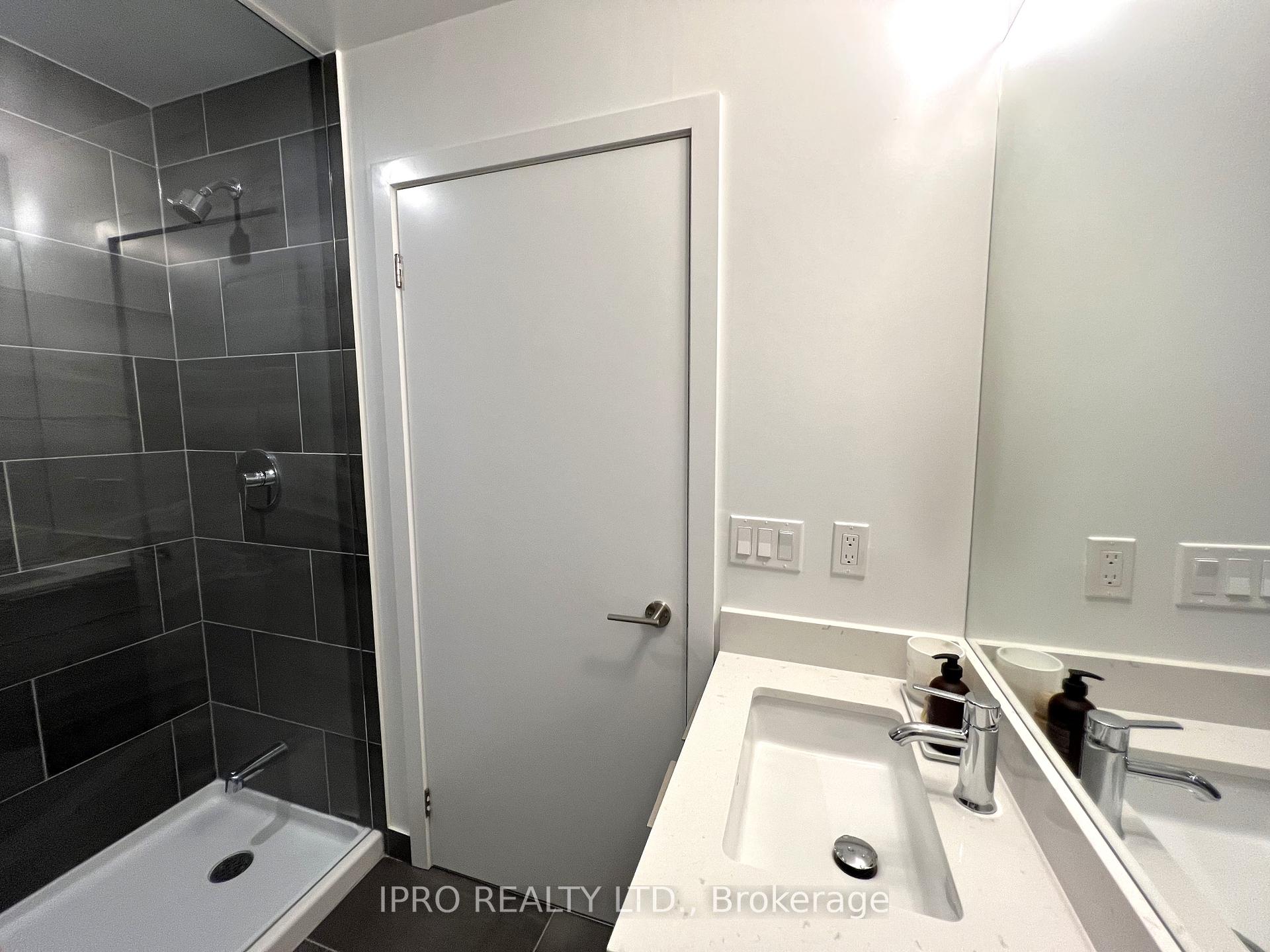 2 Bedrooms Condo at 32 Forest Manor, Toronto For sale