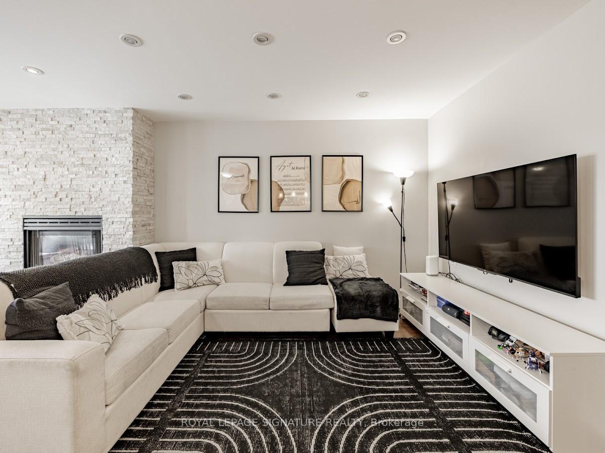 3 Bedrooms Condo at 1211 Parkwest, Mississauga For sale
