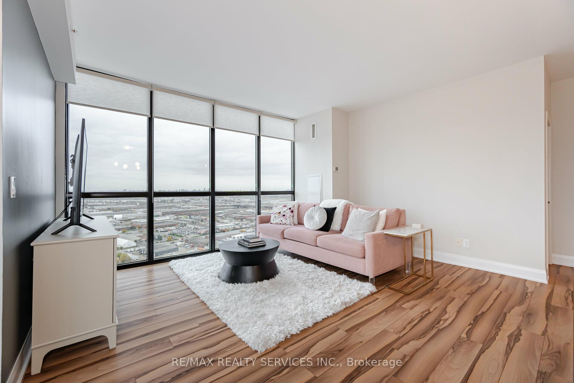 3 Bedrooms Condo at 2900 Highway 7, Vaughan For sale