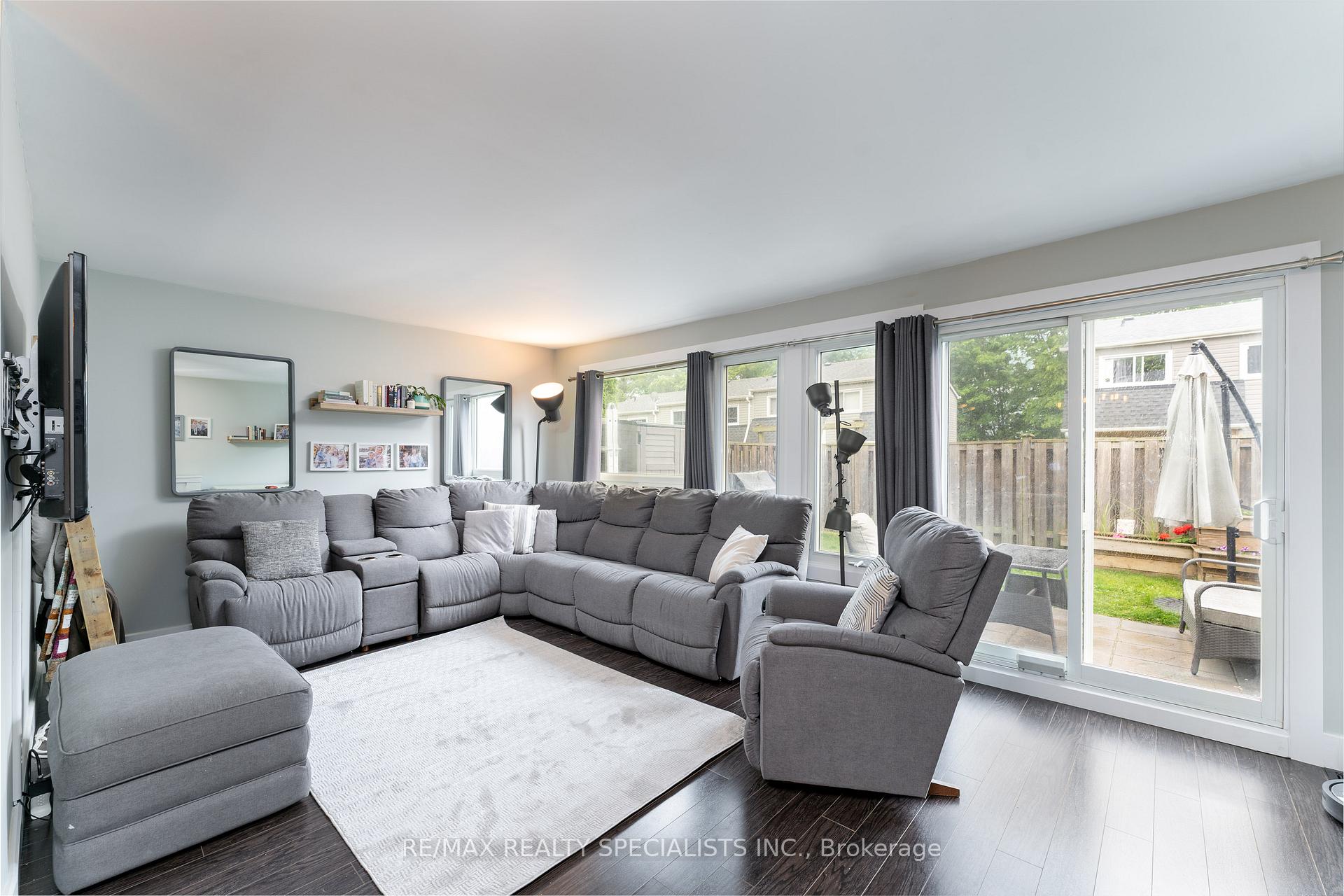 3 Bedrooms Condo at 2050 Upper Middle, Burlington For sale