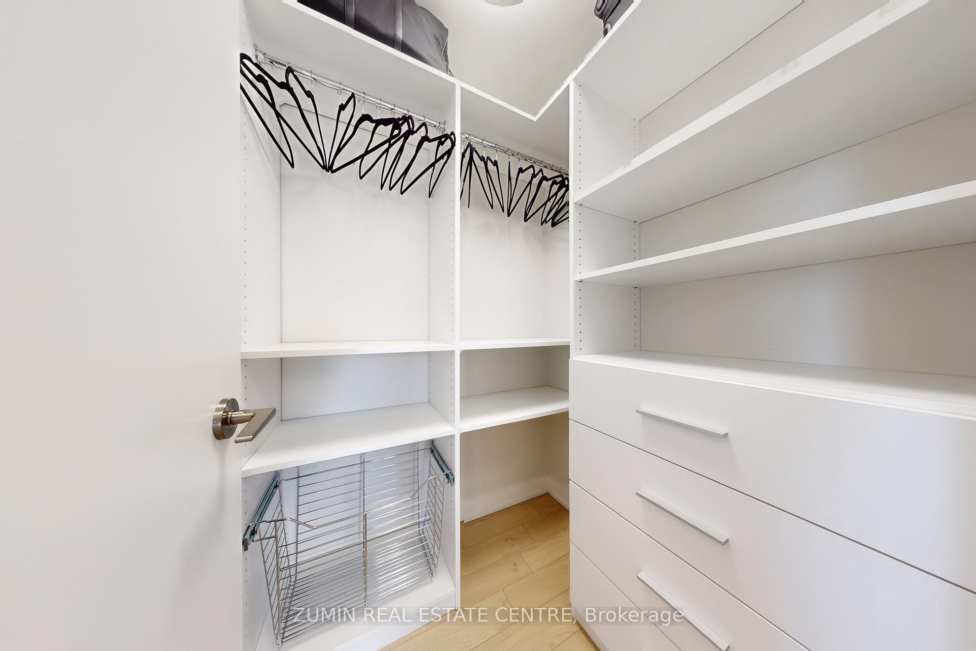 3 Bedrooms Condo at 10 Park Lawn, Toronto For sale