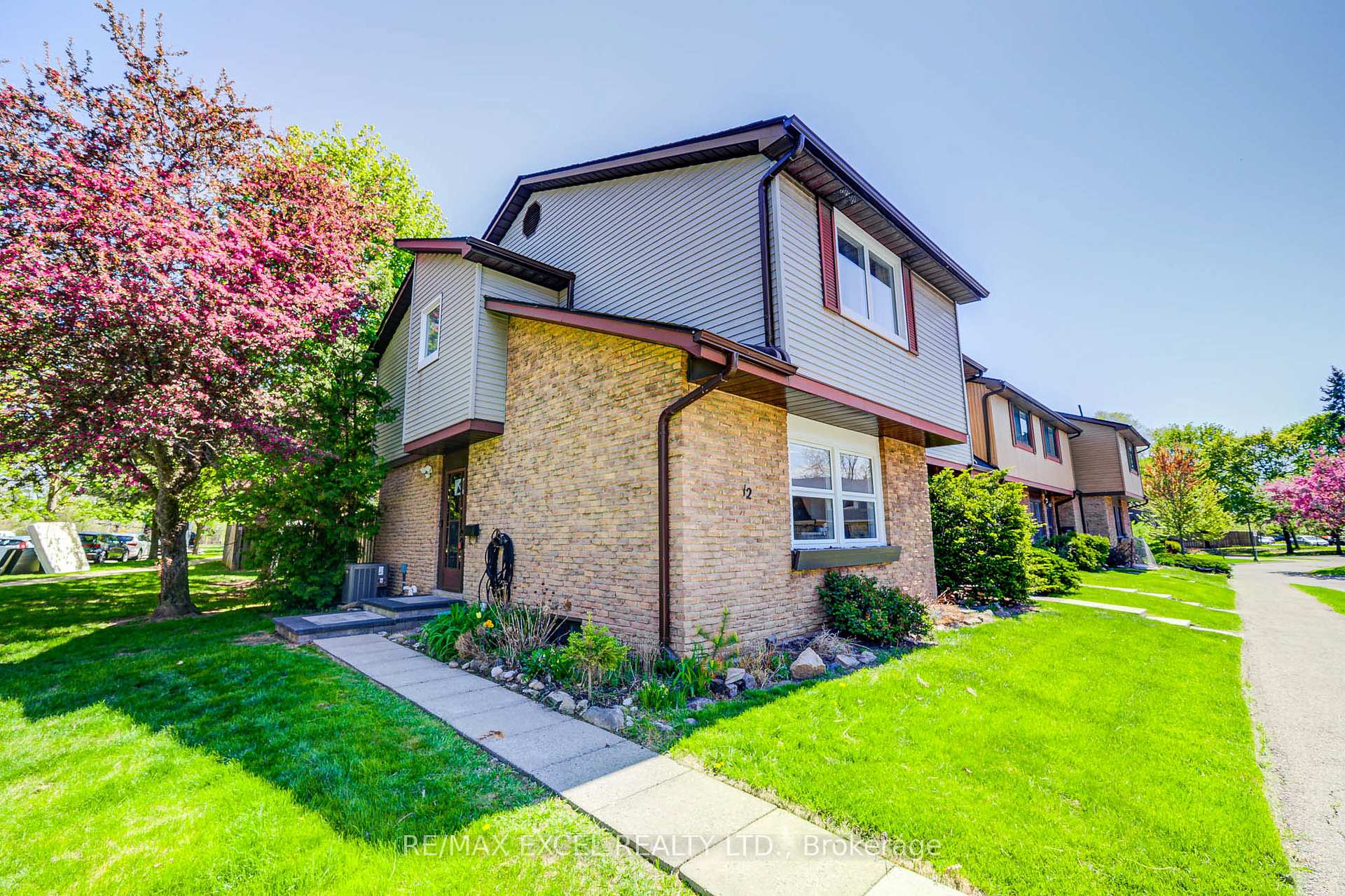 3 Bedrooms Condo at 6433 Charing, Mississauga For sale