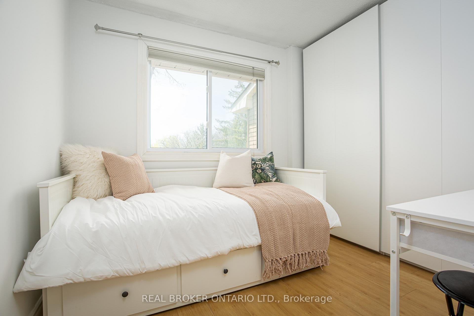 3 Bedrooms Semi-Detached at 1135 McCraney, Oakville For sale