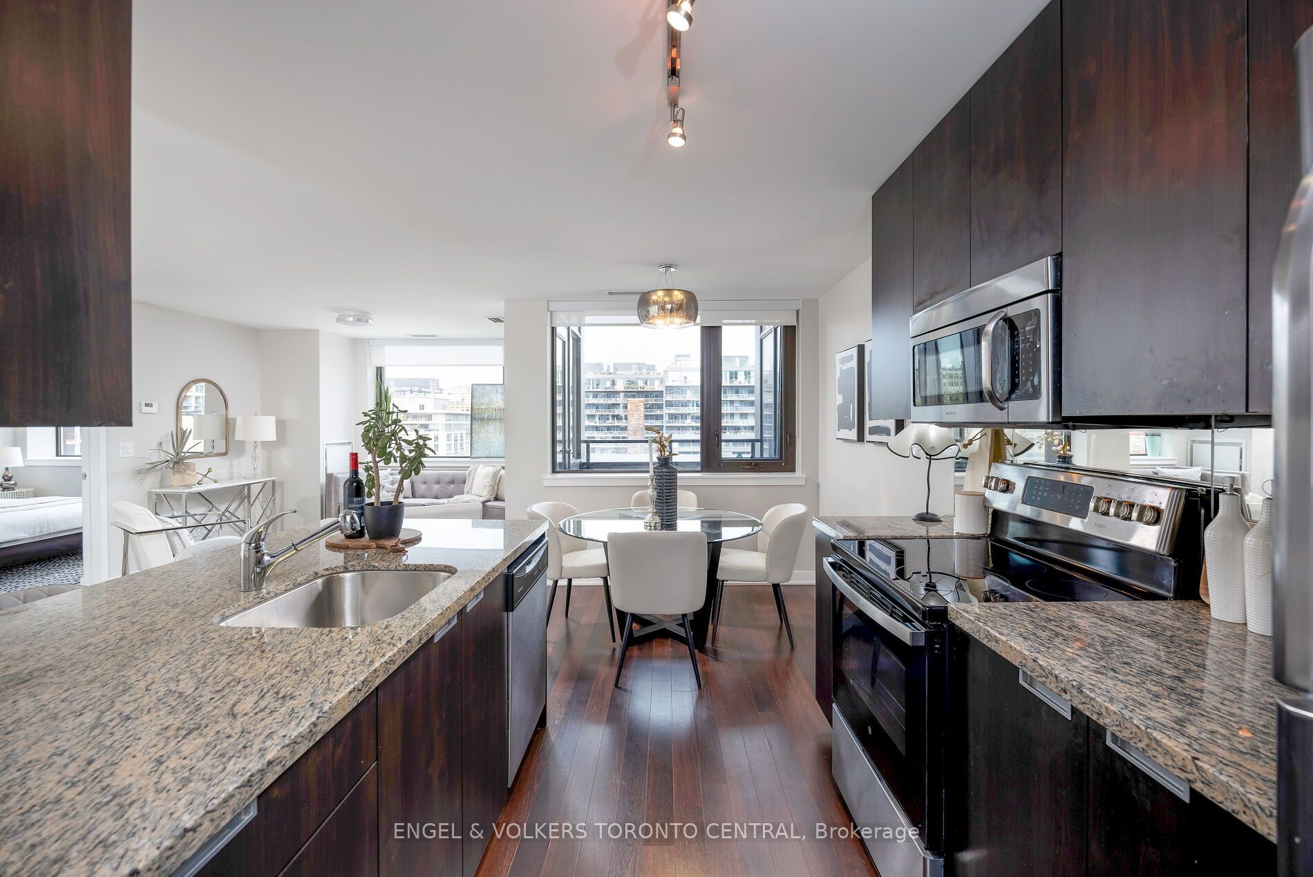 400 Wellington Street W, #1001