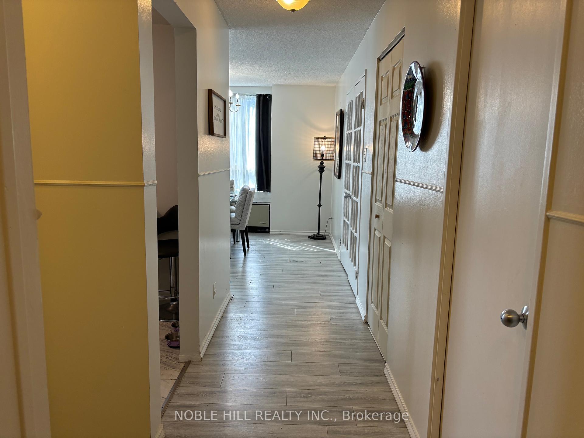 2 Bedrooms Condo at 61 markbrook,  Toronto For sale