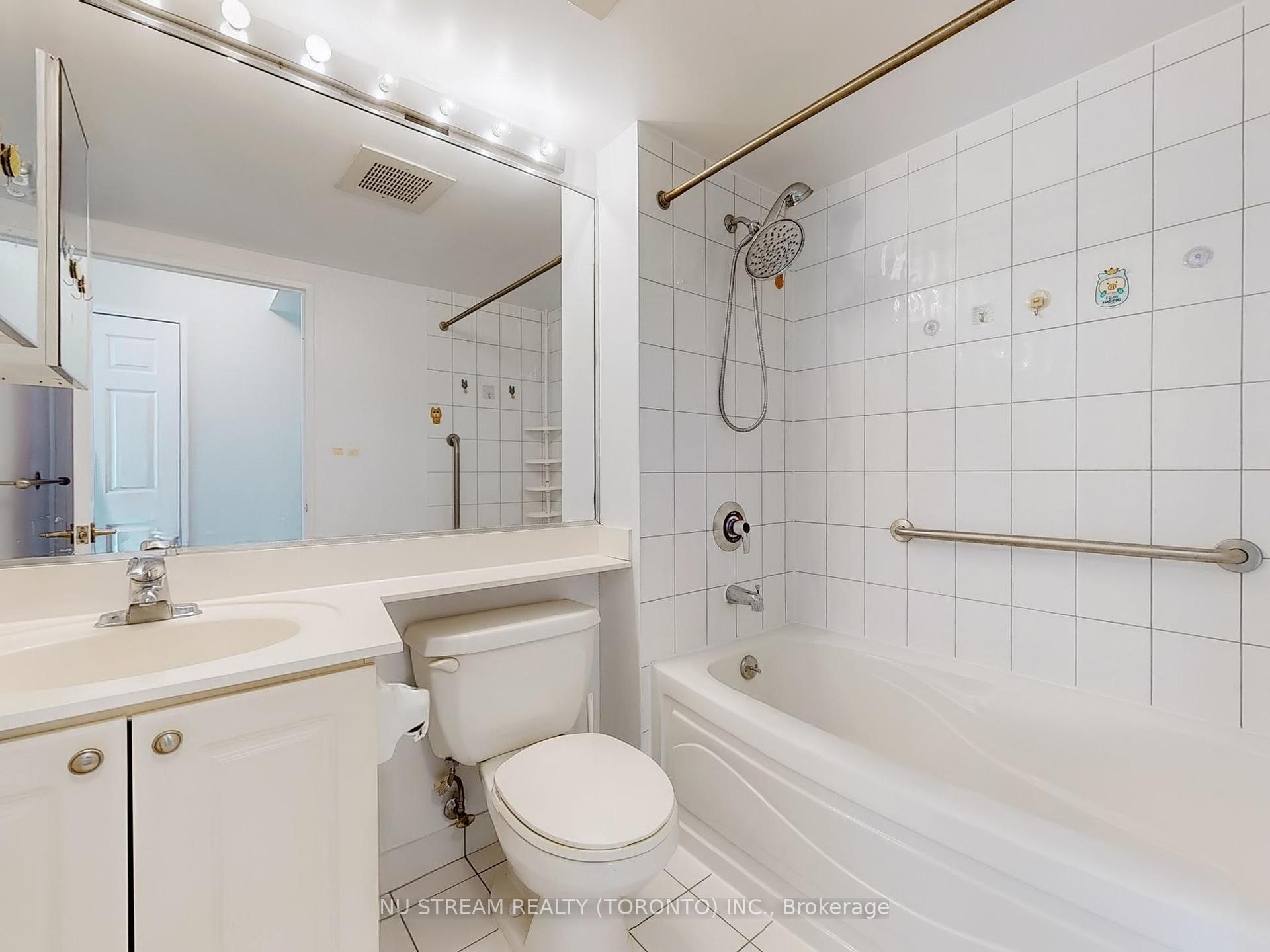 2 Bedrooms Condo at 18 Lee Centre,  Toronto For sale