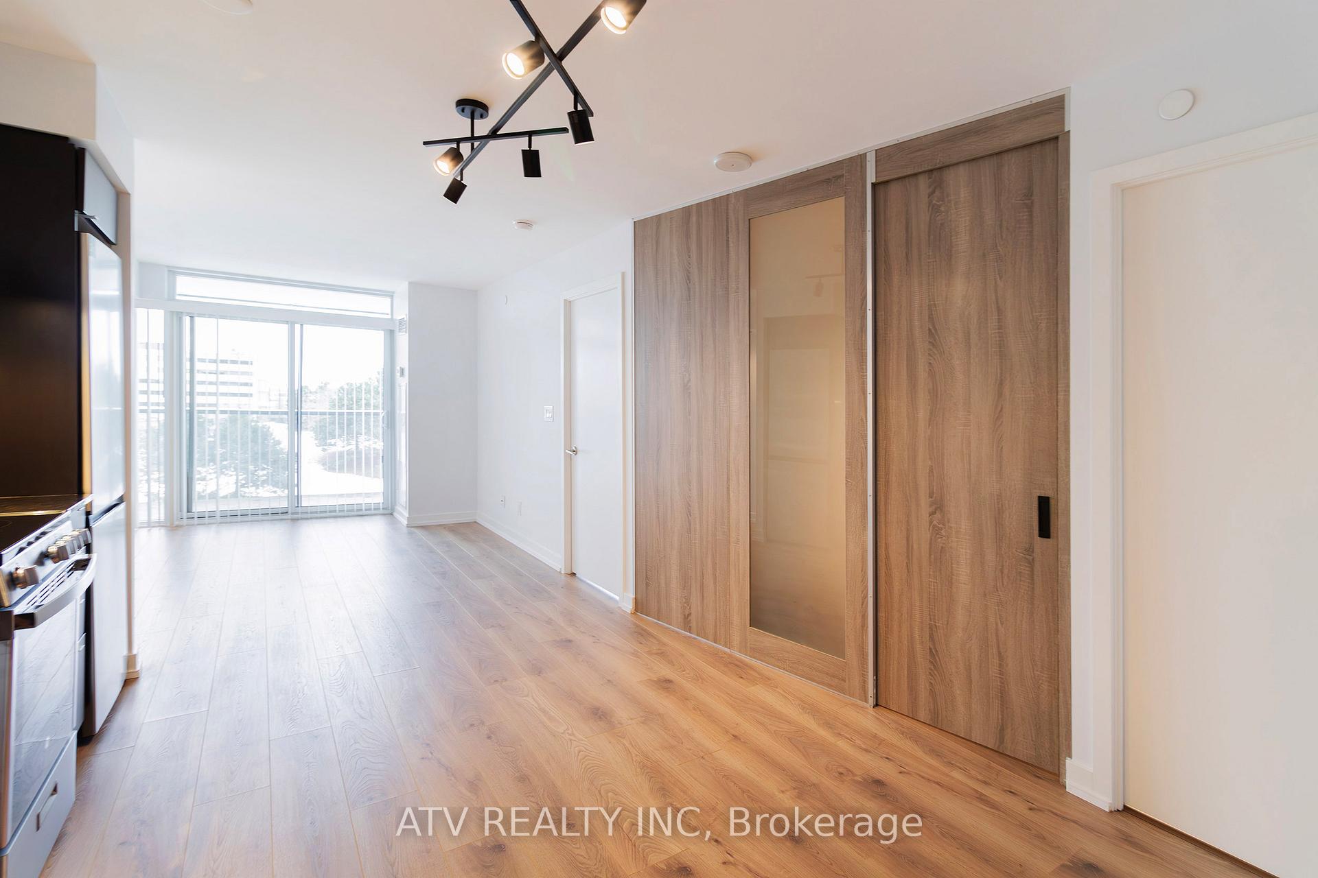 2 Bedrooms Condo at 160 Flemington, Toronto For sale