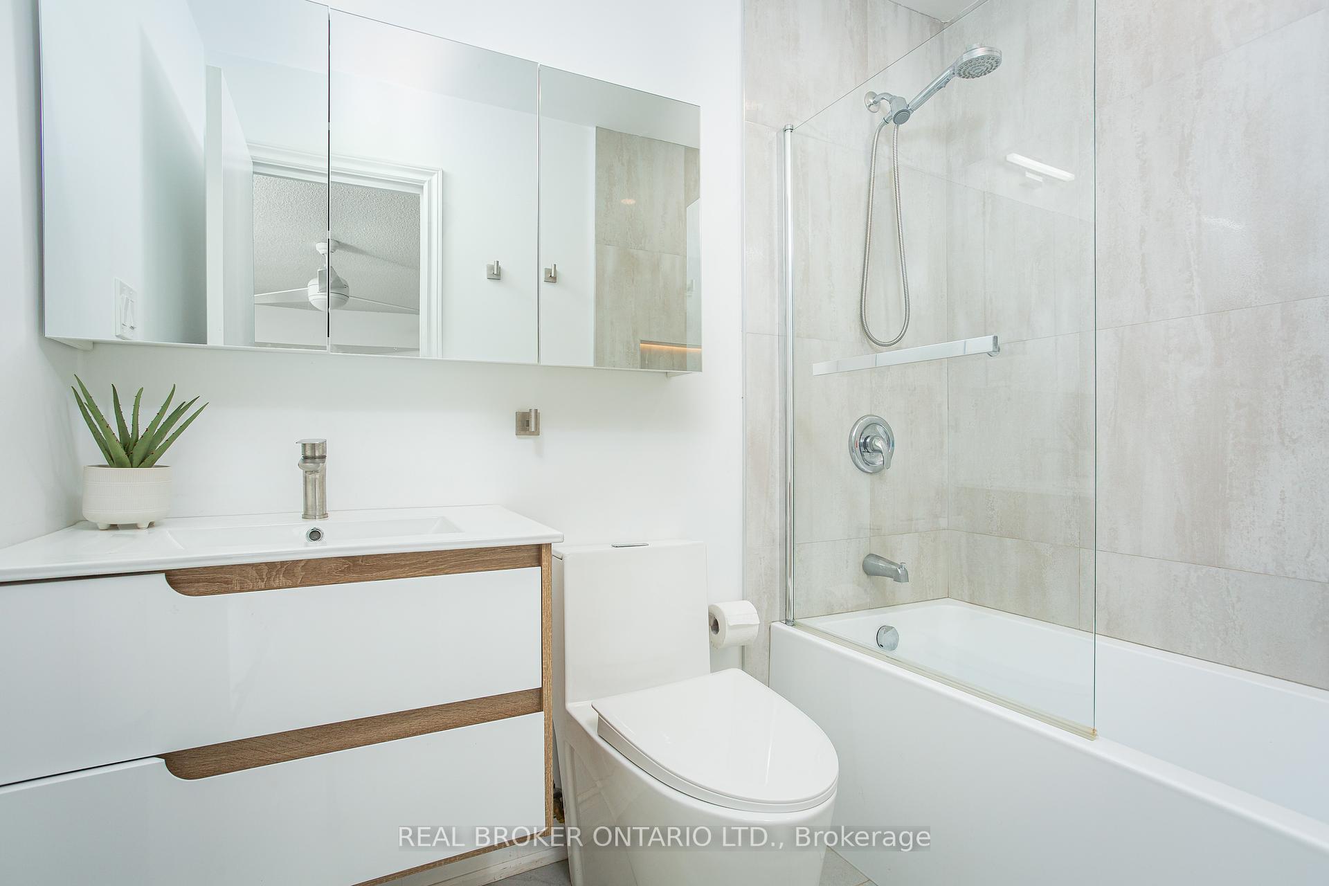 3 Bedrooms Semi-Detached at 1135 McCraney, Oakville For sale