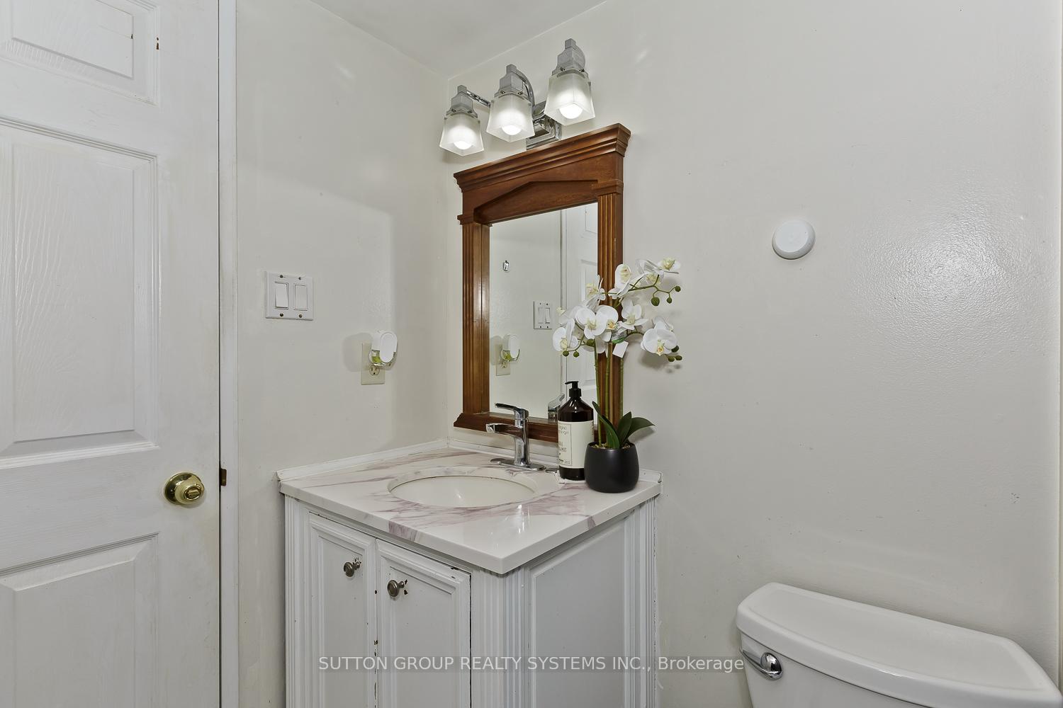 3 Bedrooms Condo at 50 Kingsbridge Garden, Mississauga For sale