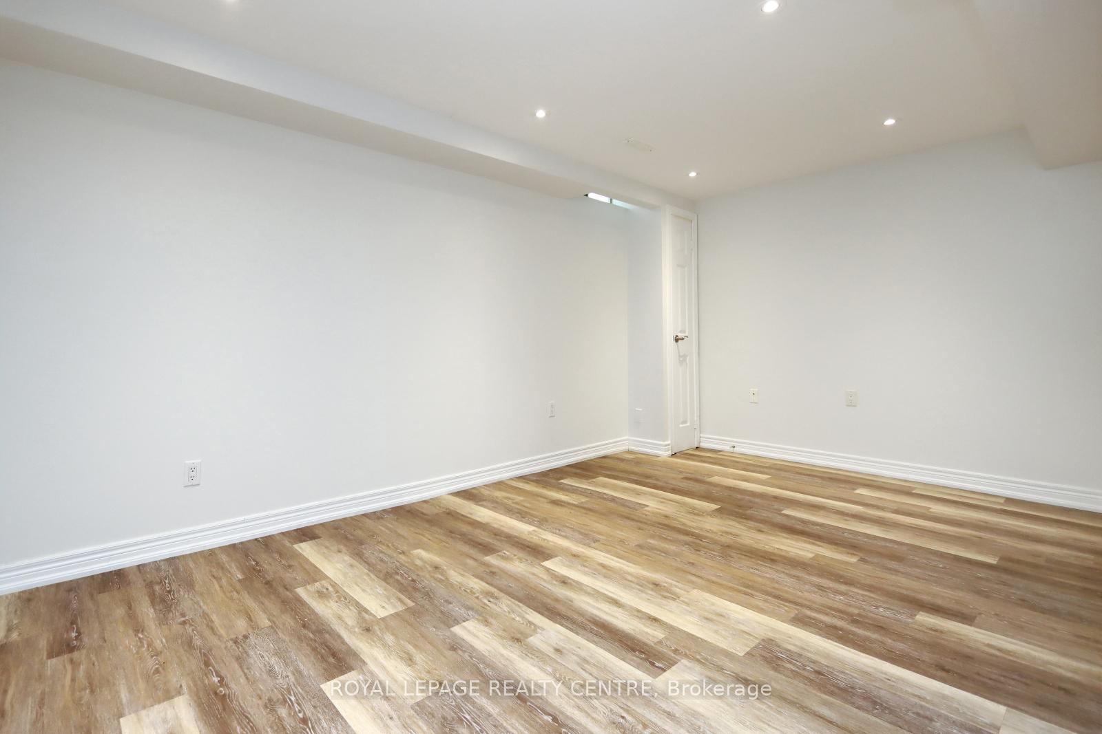 3 Bedrooms Condo at 5525 Palmerston, Mississauga For sale