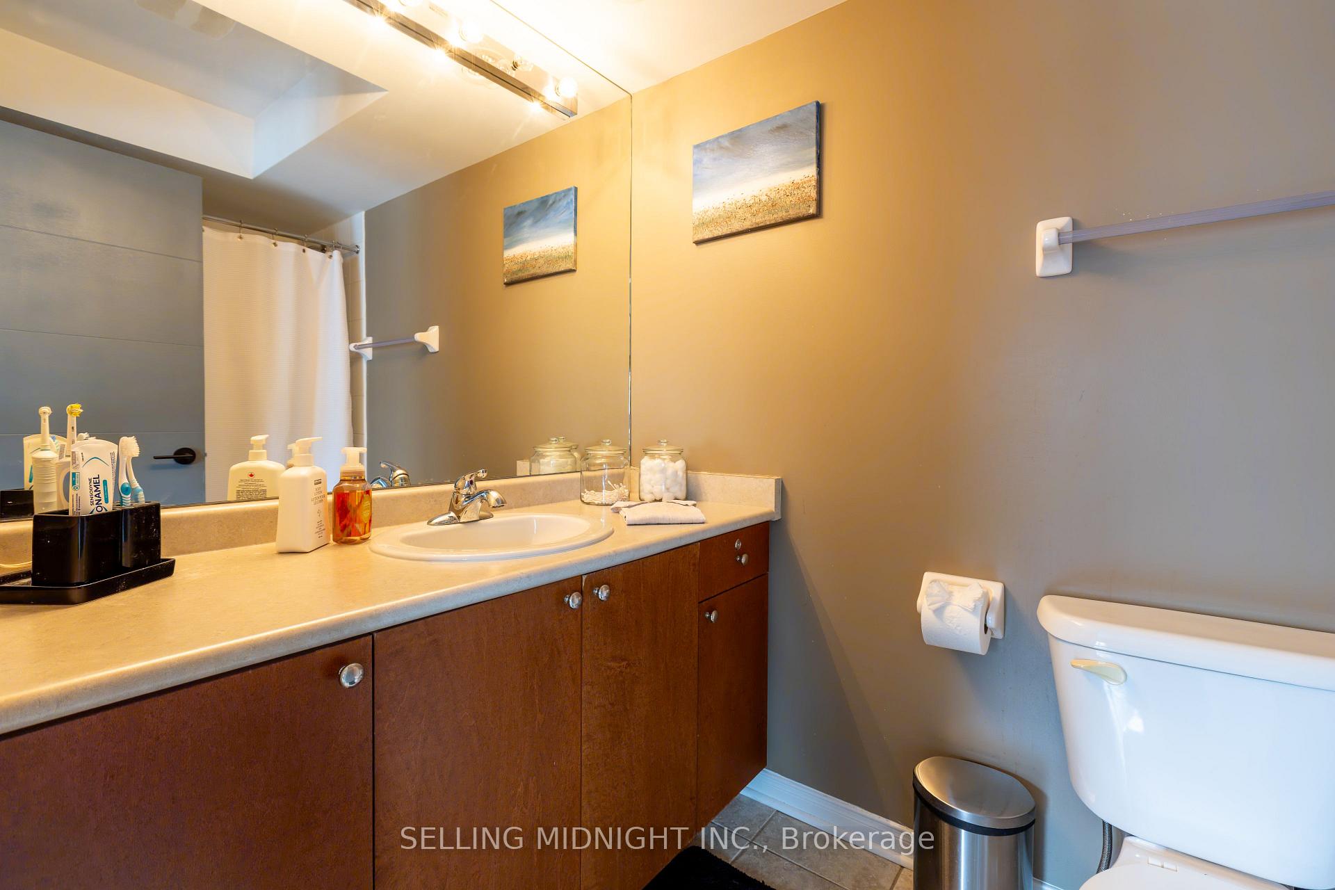 2 Bedrooms Condo at 5650 WINSTON CHURCHILL, Mississauga For sale