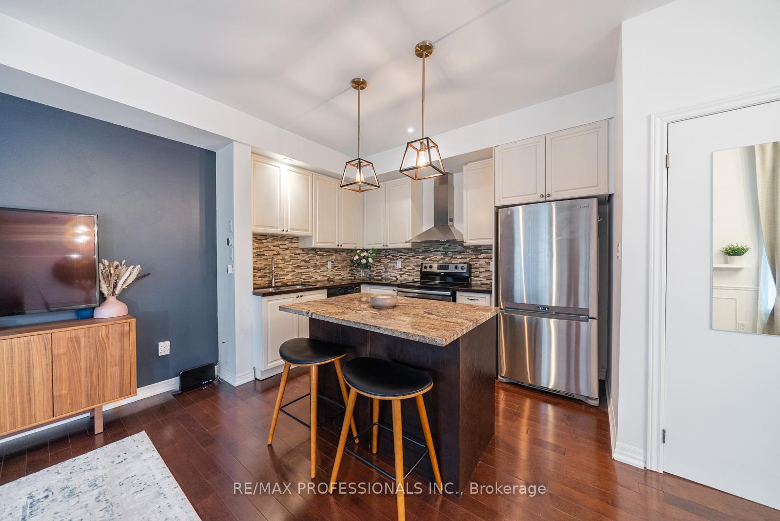 2 Bedrooms Condo at 1437 Lakeshore,  Mississauga For sale