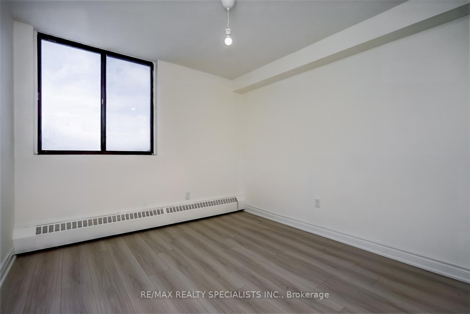 3 Bedrooms Condo at 2556 Argyle, Mississauga For sale