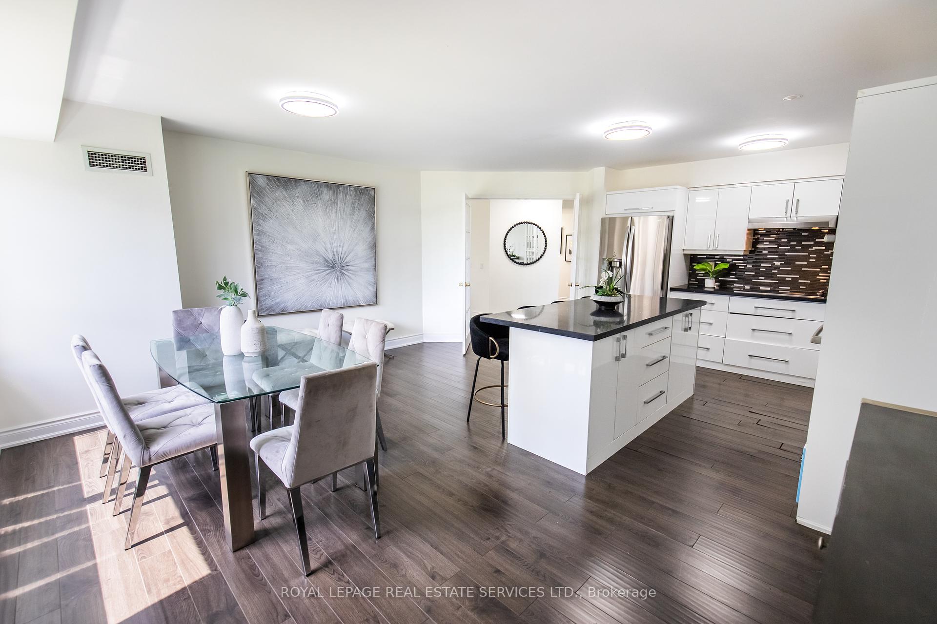 3 Bedrooms Condo at 25 Kingsbridge Garden, Mississauga For sale