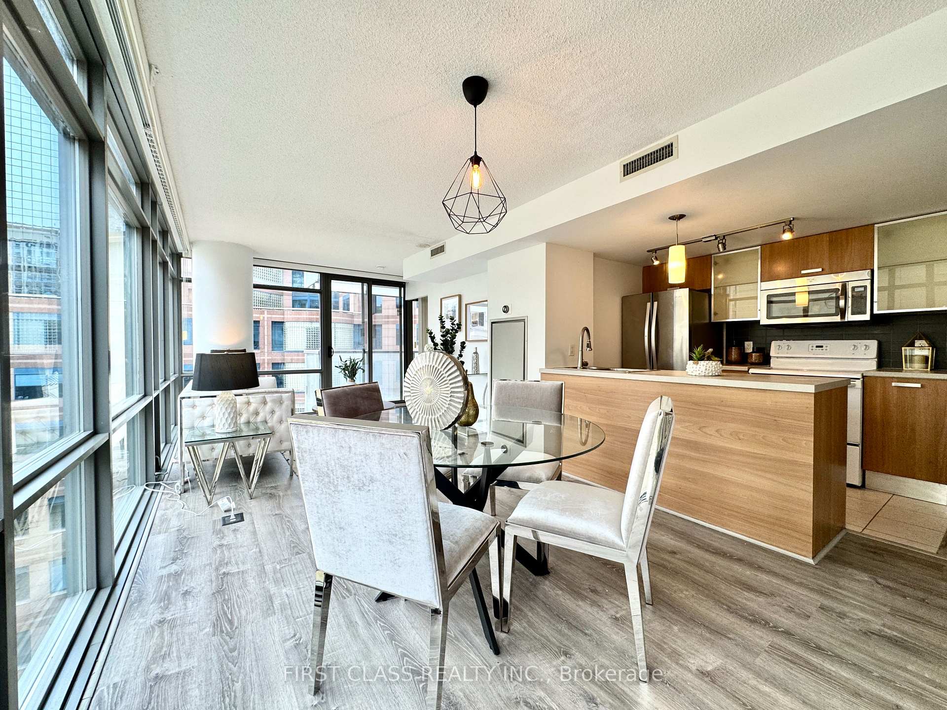 3 Bedrooms Condo at 38 Grenville, Toronto For sale