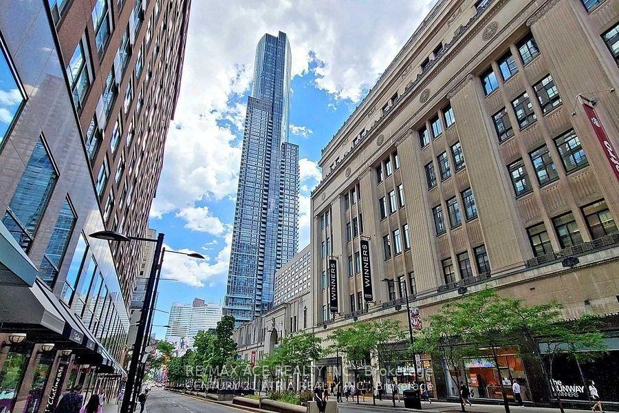 3 Bedrooms Condo at 386 Yonge, Toronto For sale