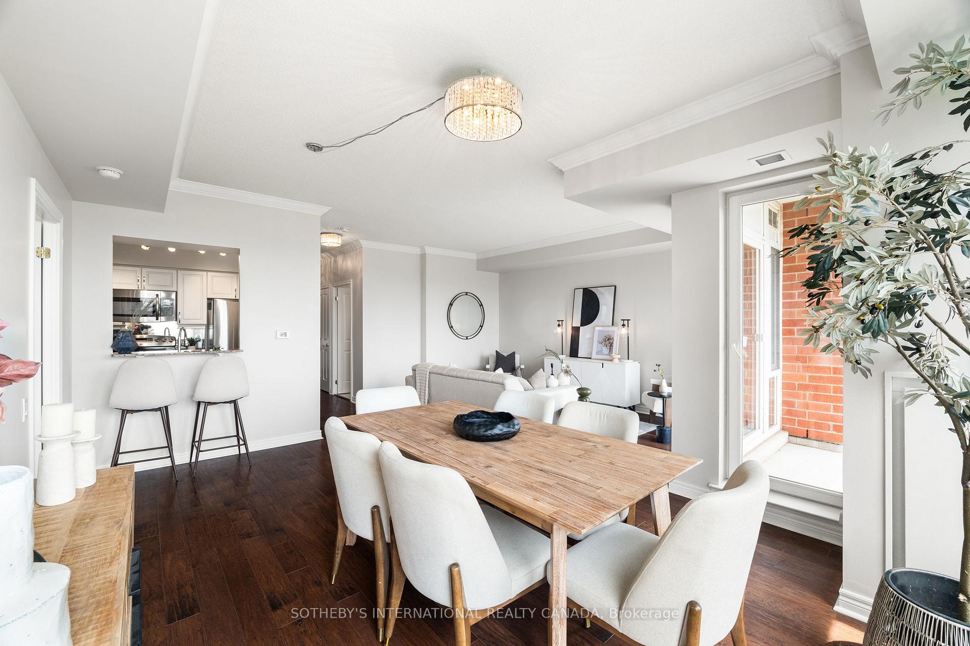2 Bedrooms Condo at 40 Old Mill, Oakville For sale