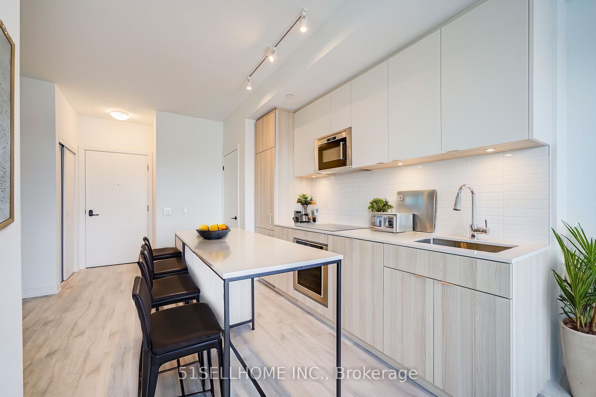 215 Lakeshore Road W, #333