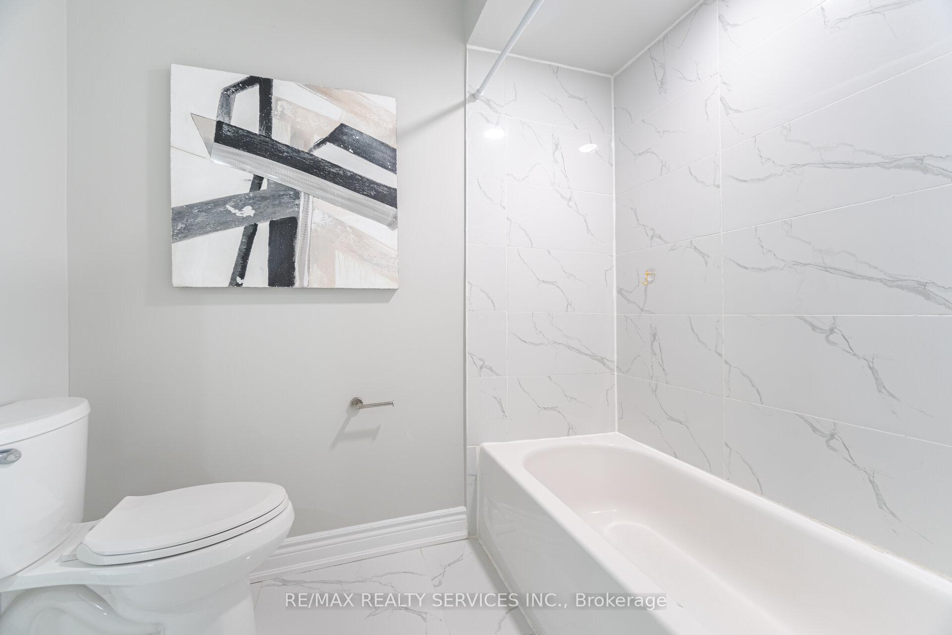 5 Bedrooms Condo at 3525 Brandon Gate, Mississauga For sale