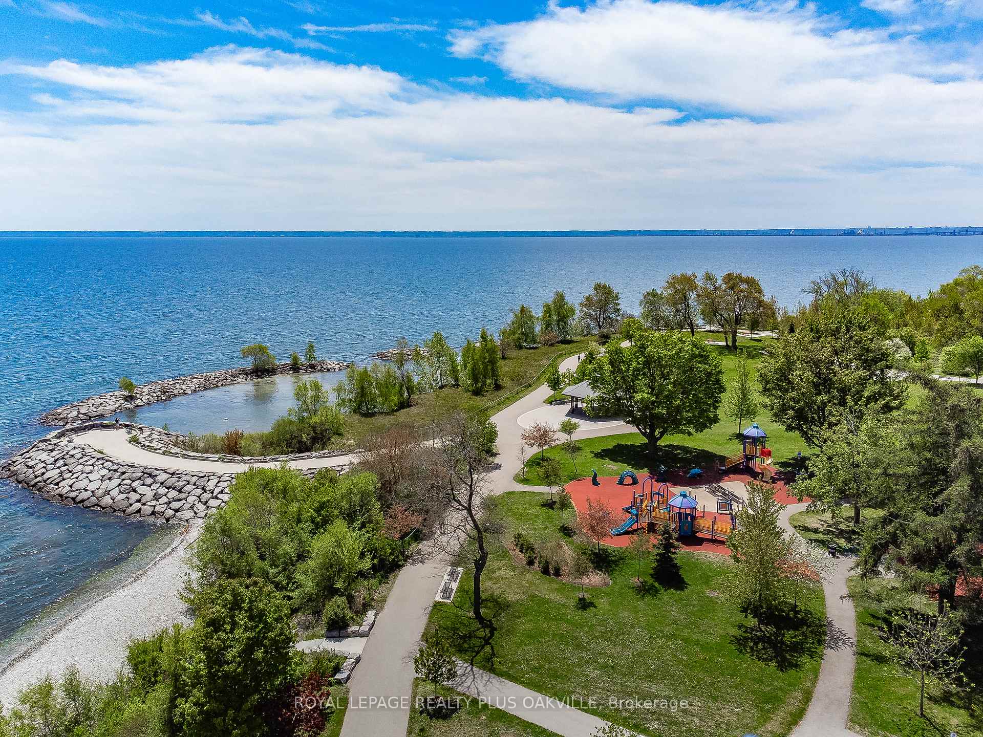 2 Bedrooms Condo at 5255 Lakeshore, Burlington For sale
