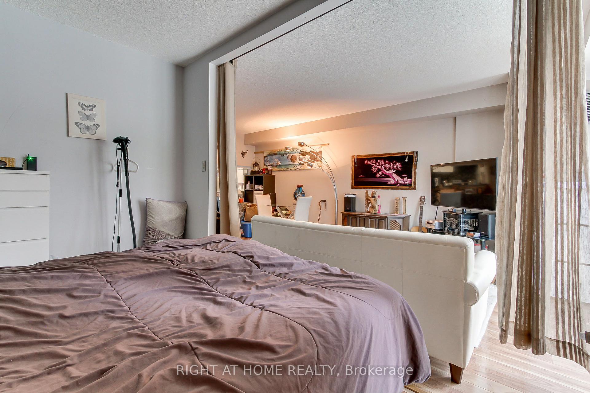 1 Bedroom Condo at 77 Harbour, Toronto For sale
