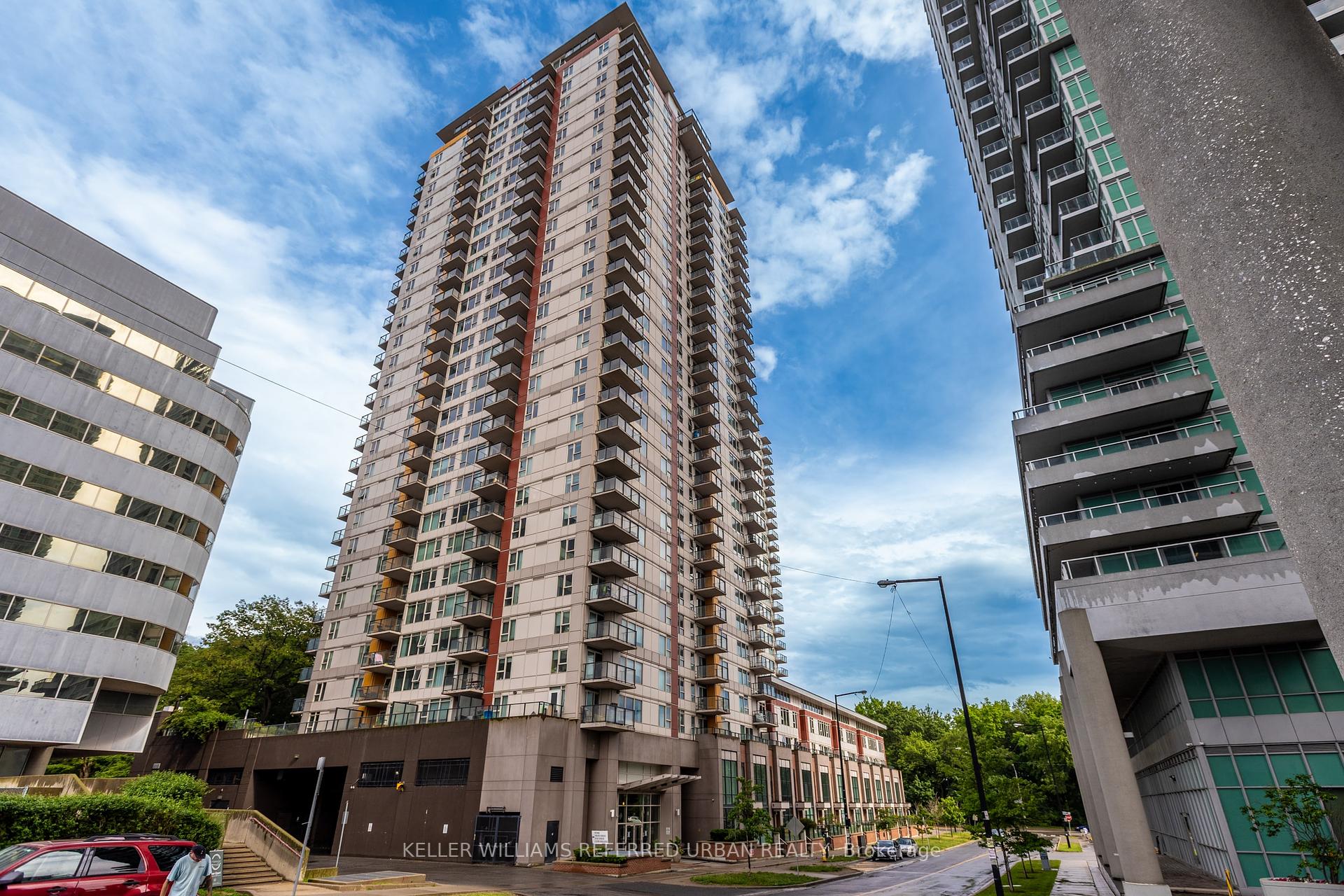 2 Bedrooms Condo at 19 Town Centre, Toronto For sale