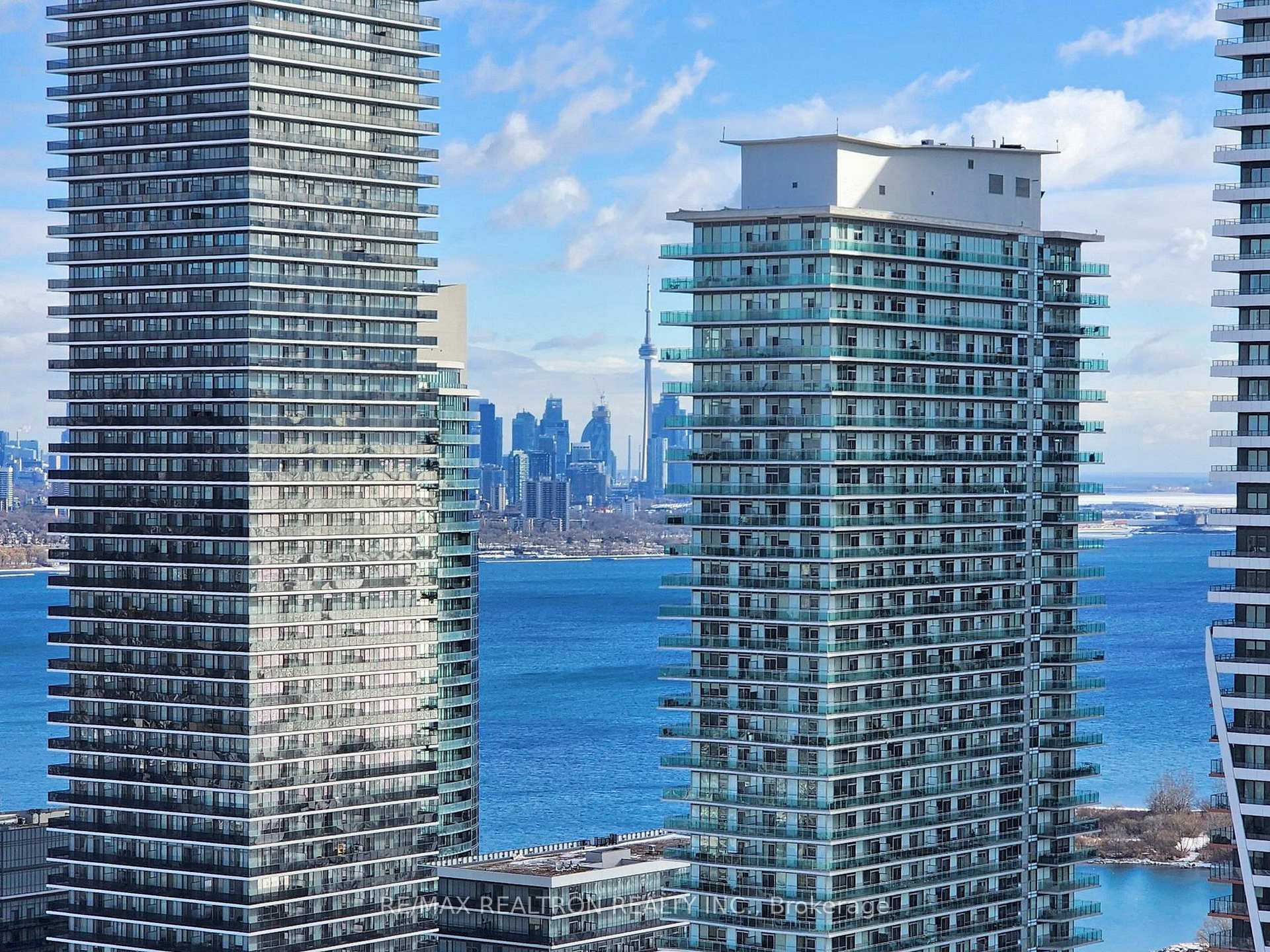 3 Bedrooms Condo at 10 Park Lawn, Toronto For sale