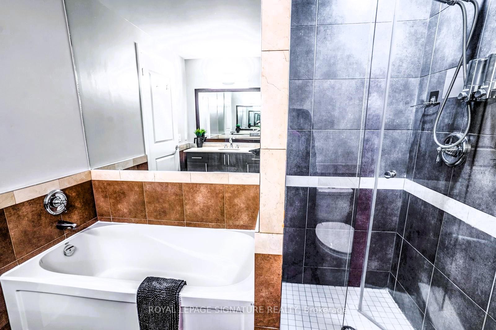 3 Bedrooms Condo at 1055 Southdown, Mississauga For sale