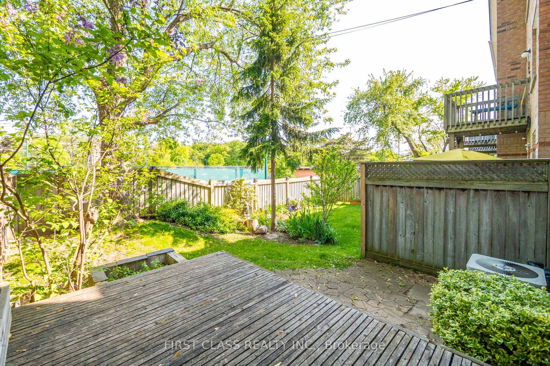 4 Bedrooms Condo at 10A Leaside Park, Toronto For sale