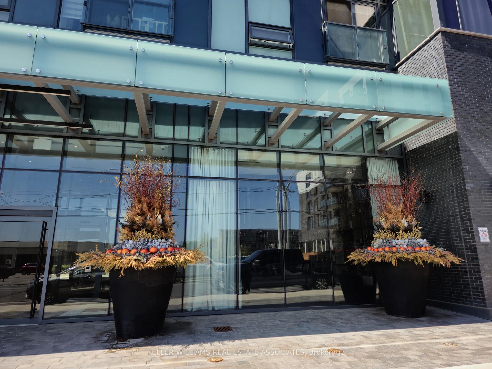 2 Bedrooms Condo at 2450 Old Bronte, Oakville For sale