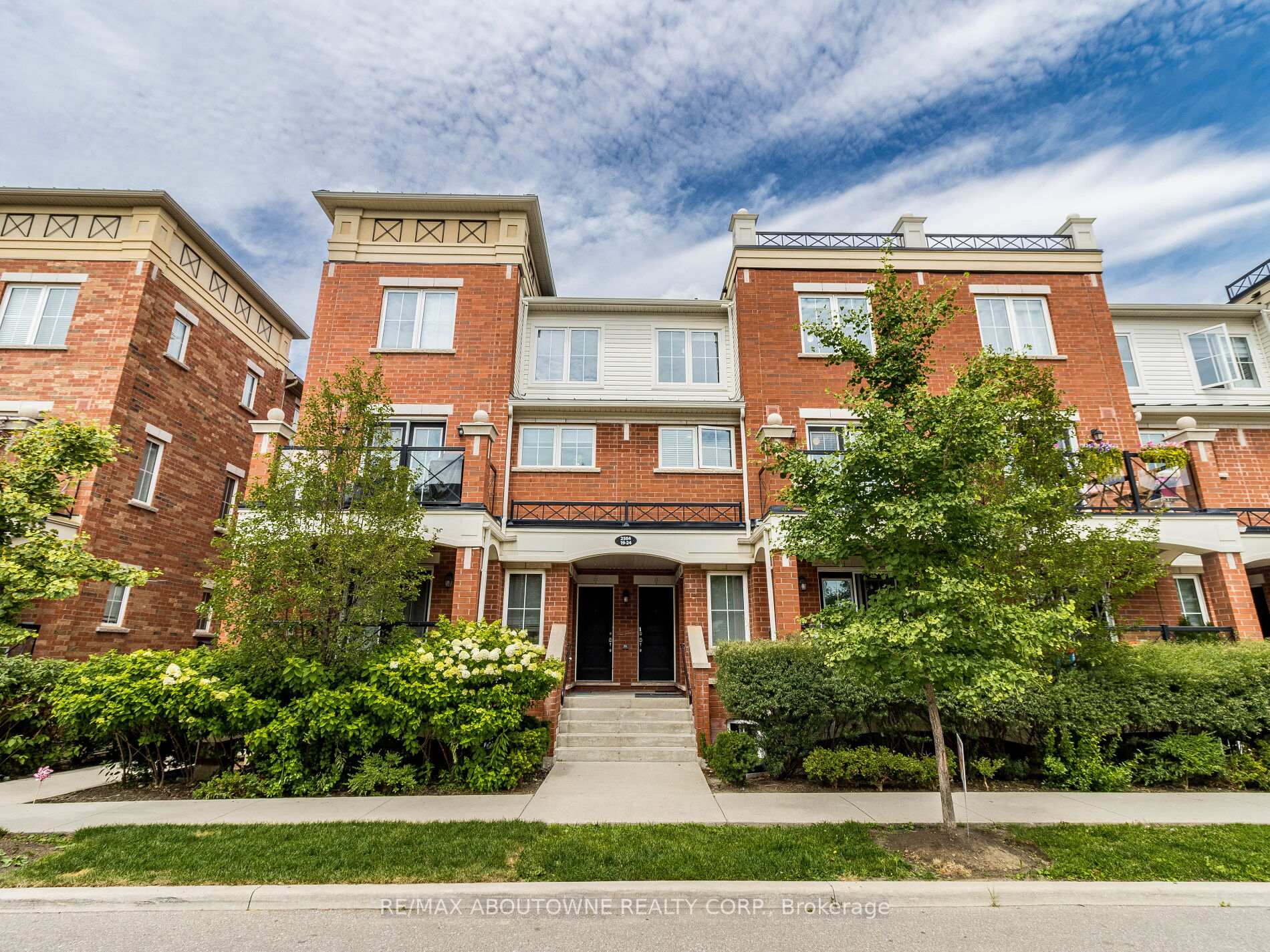 2 Bedrooms Condo at 2504 Post, Oakville For sale