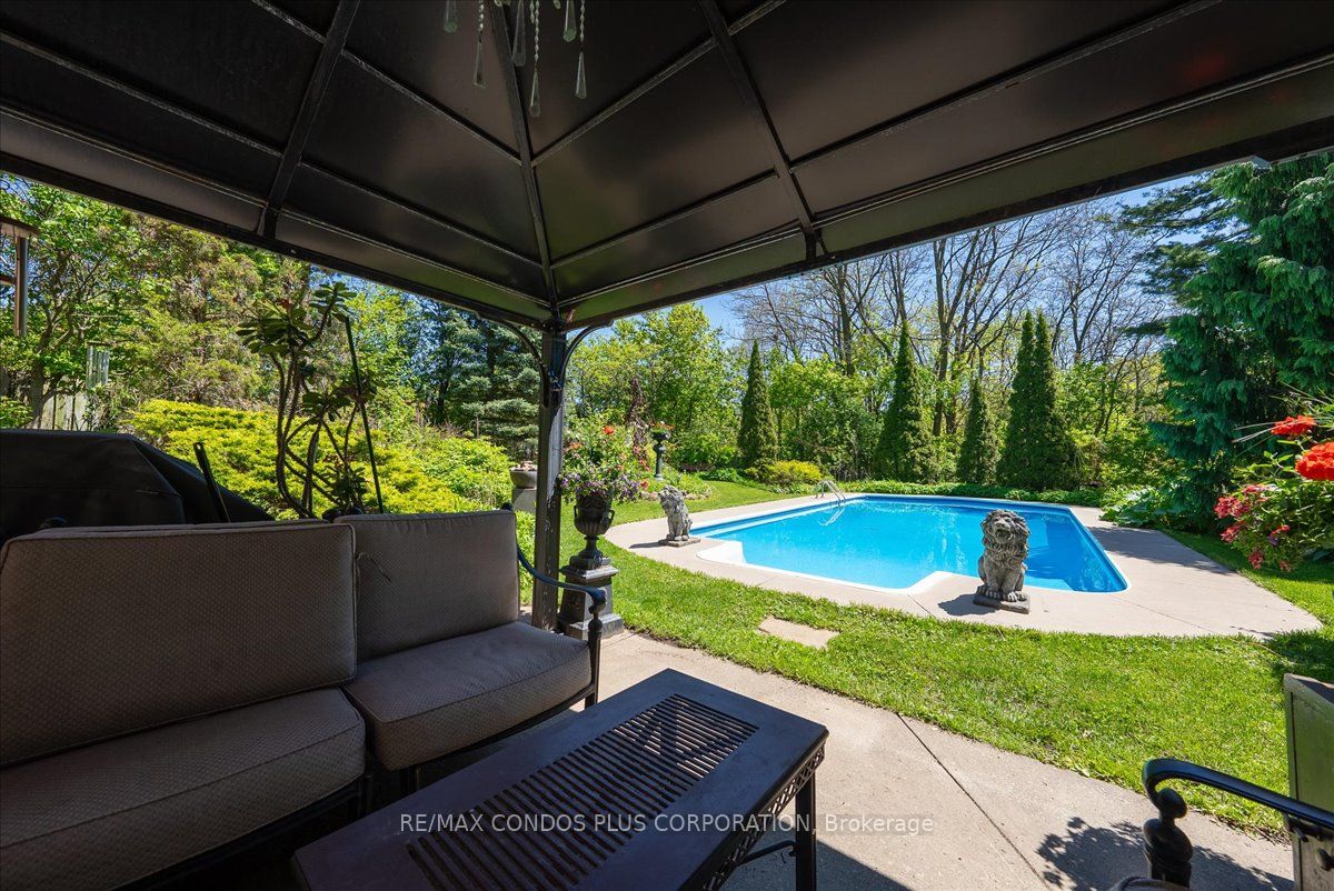 11 Ridgemoor Avenue