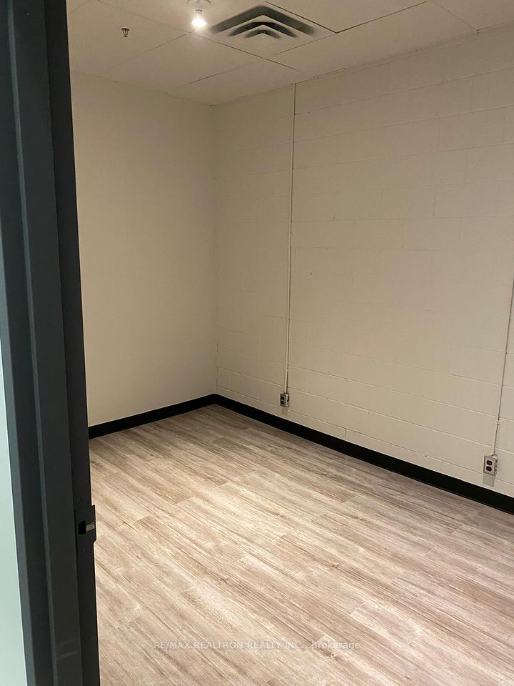 https://trreb-image.ampre.ca/CwY9BIdIJLKriDLzmXwd_0qdKzwTde4s5VXgwSMUMC0/rs:fit:960:960/wm:.5:so:0:50:.4/wmsh:10/wmt:PHNwYW4gZm9yZWdyb3VuZD0nd2hpdGUnIGZvbnQ9JzY4Jz5SRS9NQVggUkVBTFRST04gUkVBTFRZIElOQy4sIEJyb2tlcmFnZTwvc3Bhbj4/L3RycmViL2xpc3RpbmdzLzQwLzg5Lzg2LzI2L3AvZTljYmMyY2QtOTQ5NS00OGQ2LTllYzgtNGI2MzM0ZmVjM2Q2LmpwZw.jpg
