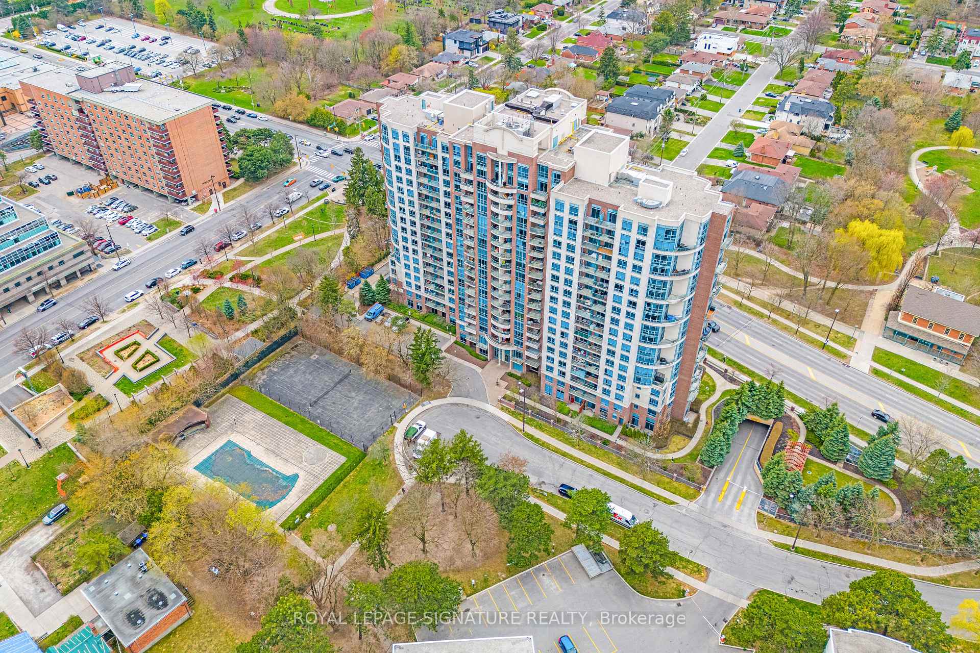 2 Bedrooms Condo at 233 Beecroft, Toronto For sale
