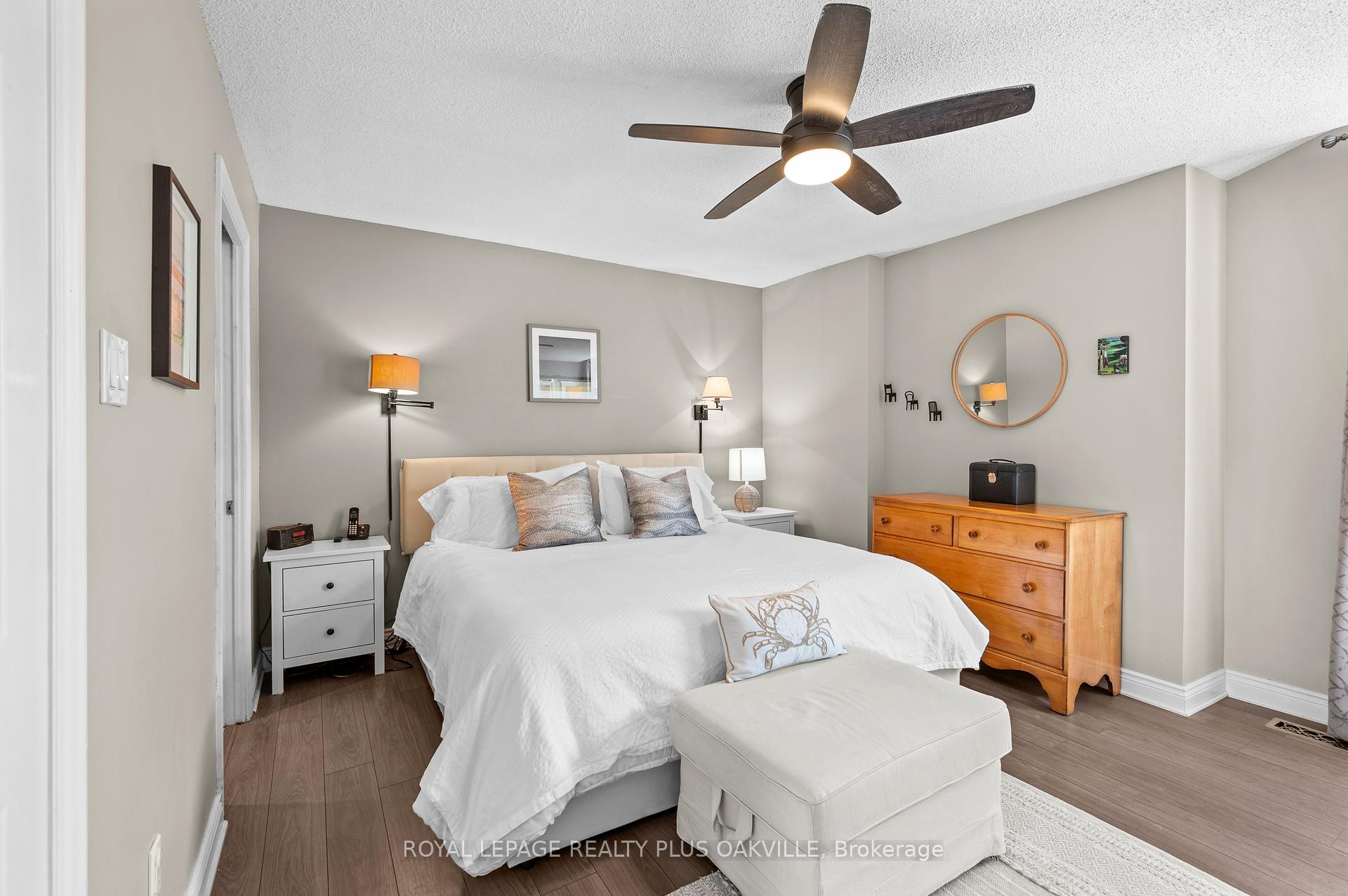 2 Bedrooms Condo at 5255 Lakeshore, Burlington For sale