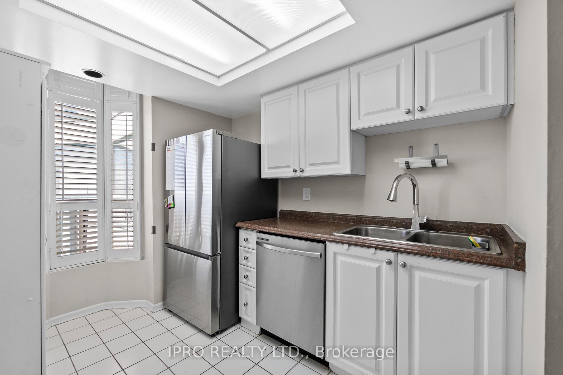 3 Bedrooms Condo at 4460 Tucana, Mississauga For sale
