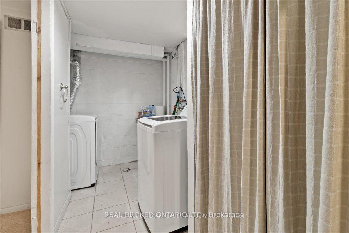 2 Bedrooms Condo at 11 Colmar, Hamilton For sale