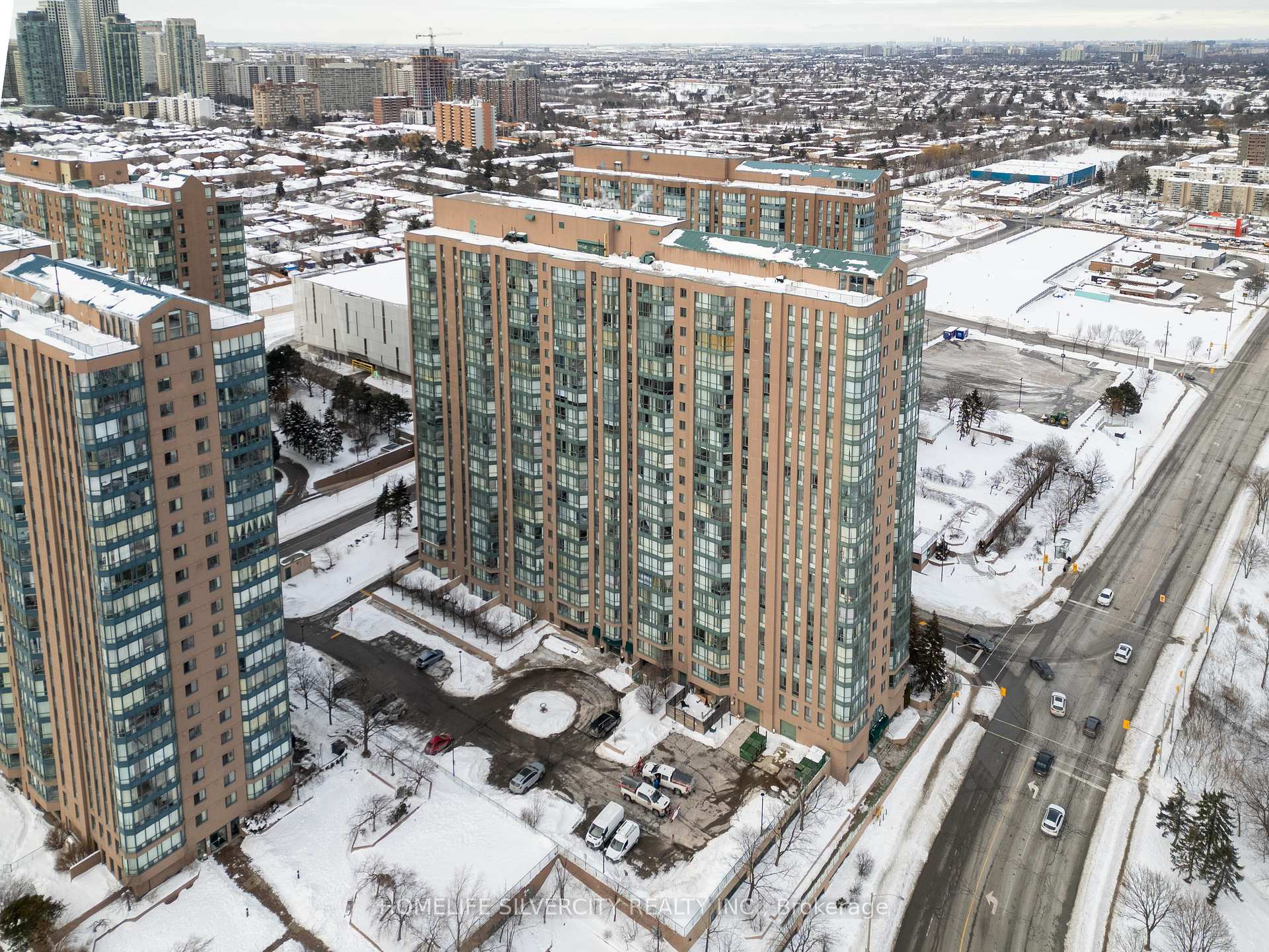 3 Bedrooms Condo at 145 Hillcrest, Mississauga For sale