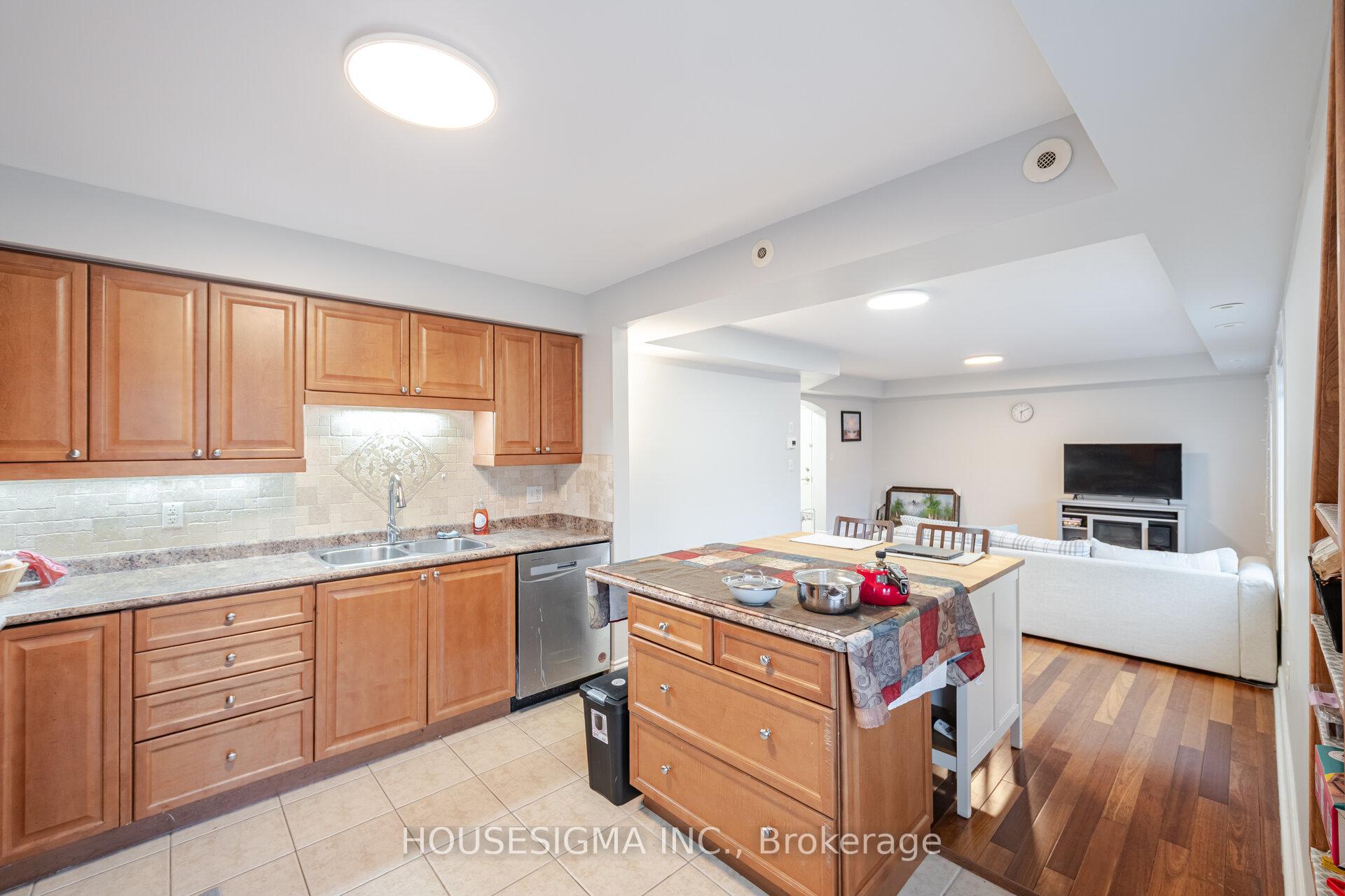 3 Bedrooms Condo at 760 Neighbourhood, Mississauga For sale
