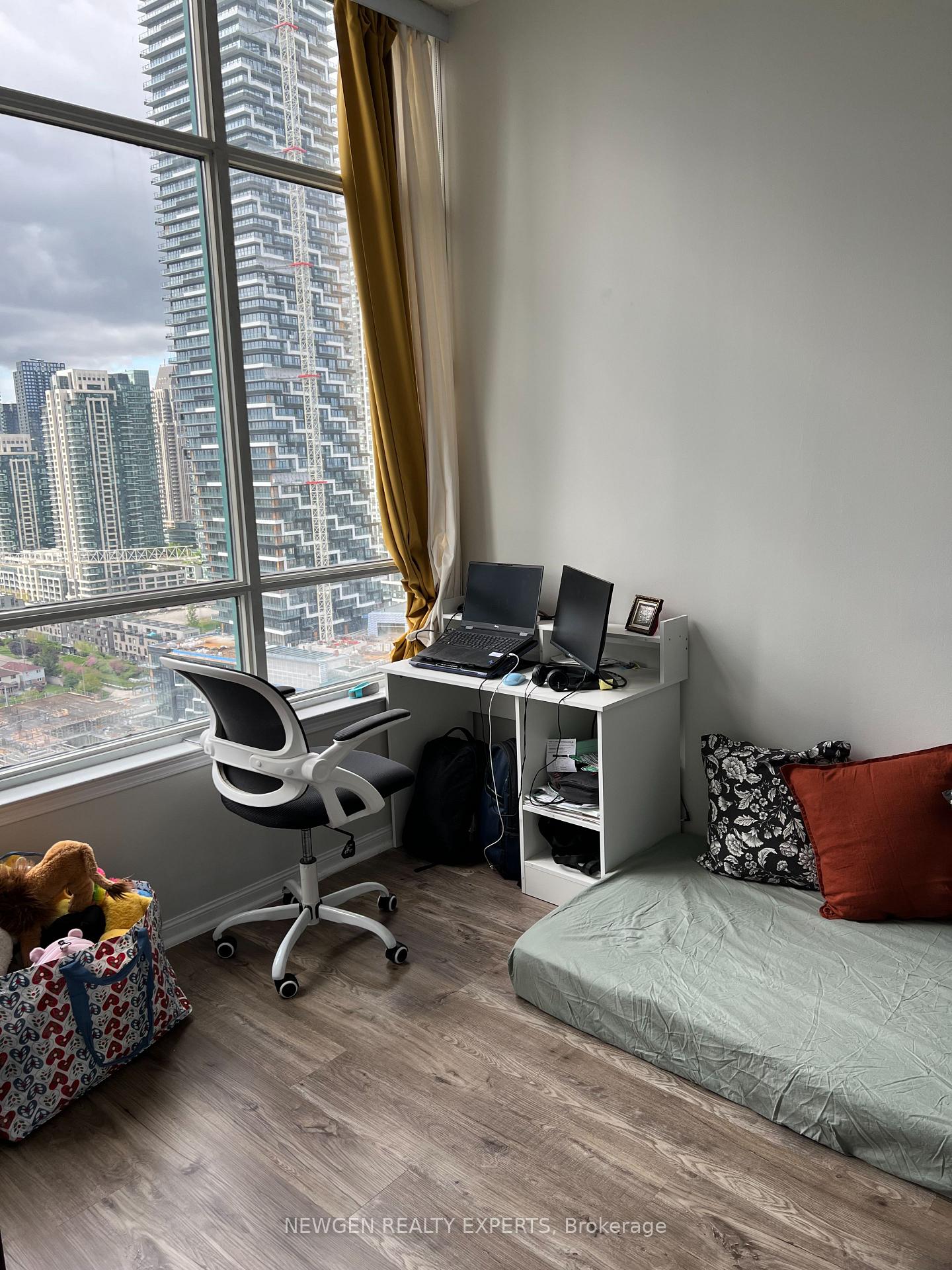 3 Bedrooms Condo at 550 Webb, Mississauga For sale