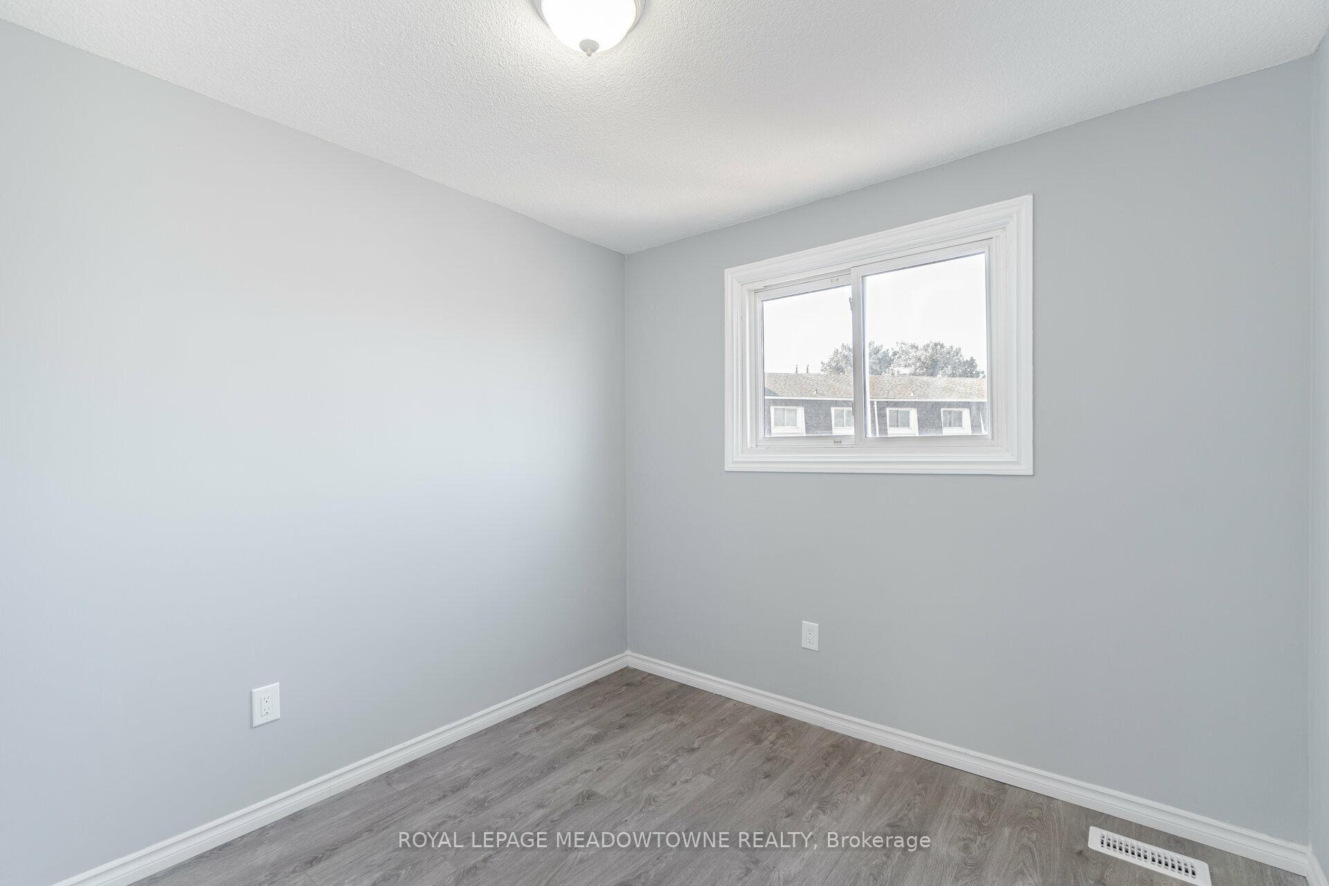 3 Bedrooms Condo at 11 Harrisford, Hamilton For sale
