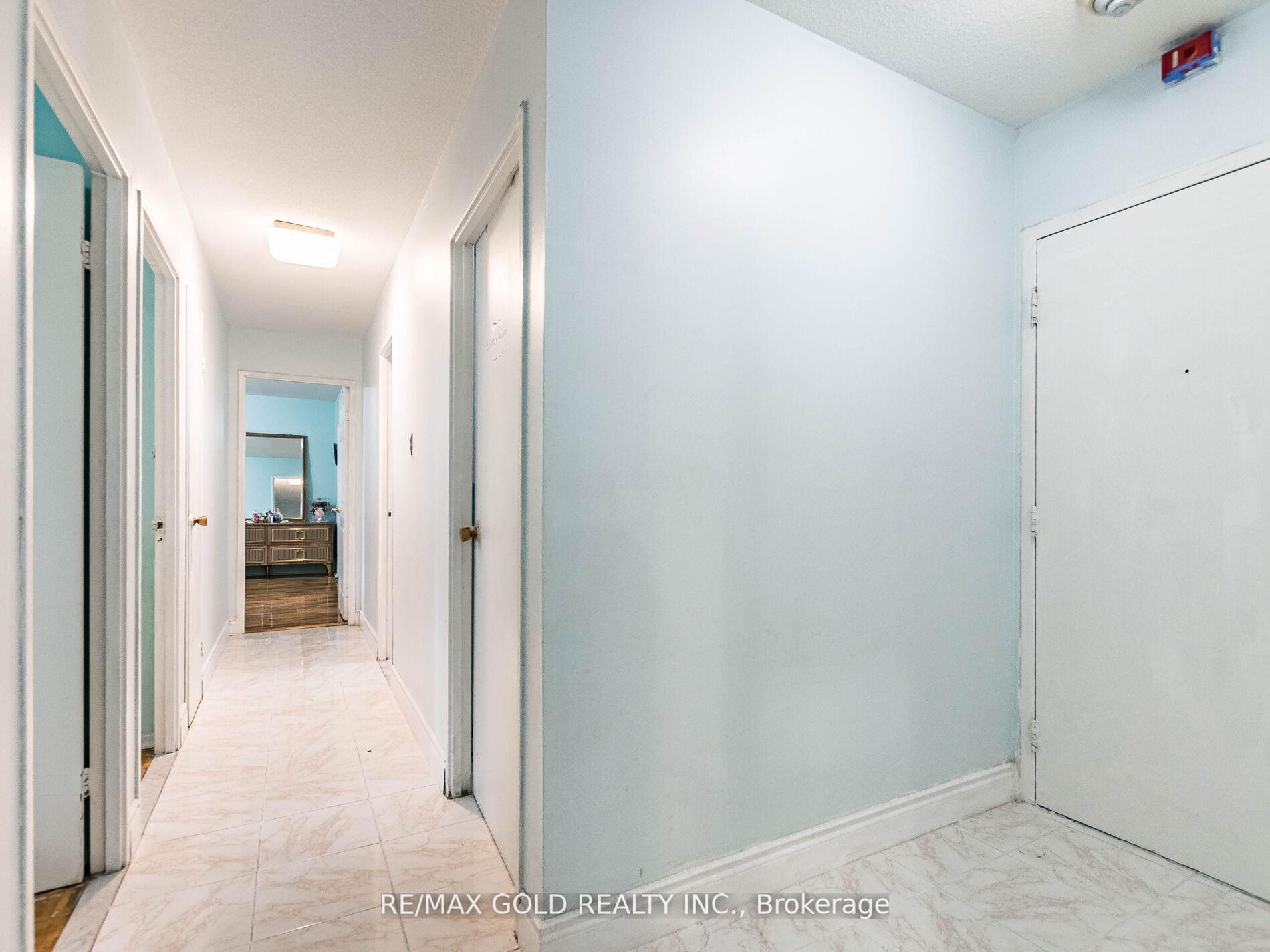 3 Bedrooms Condo at 3555 Derry, Mississauga For sale