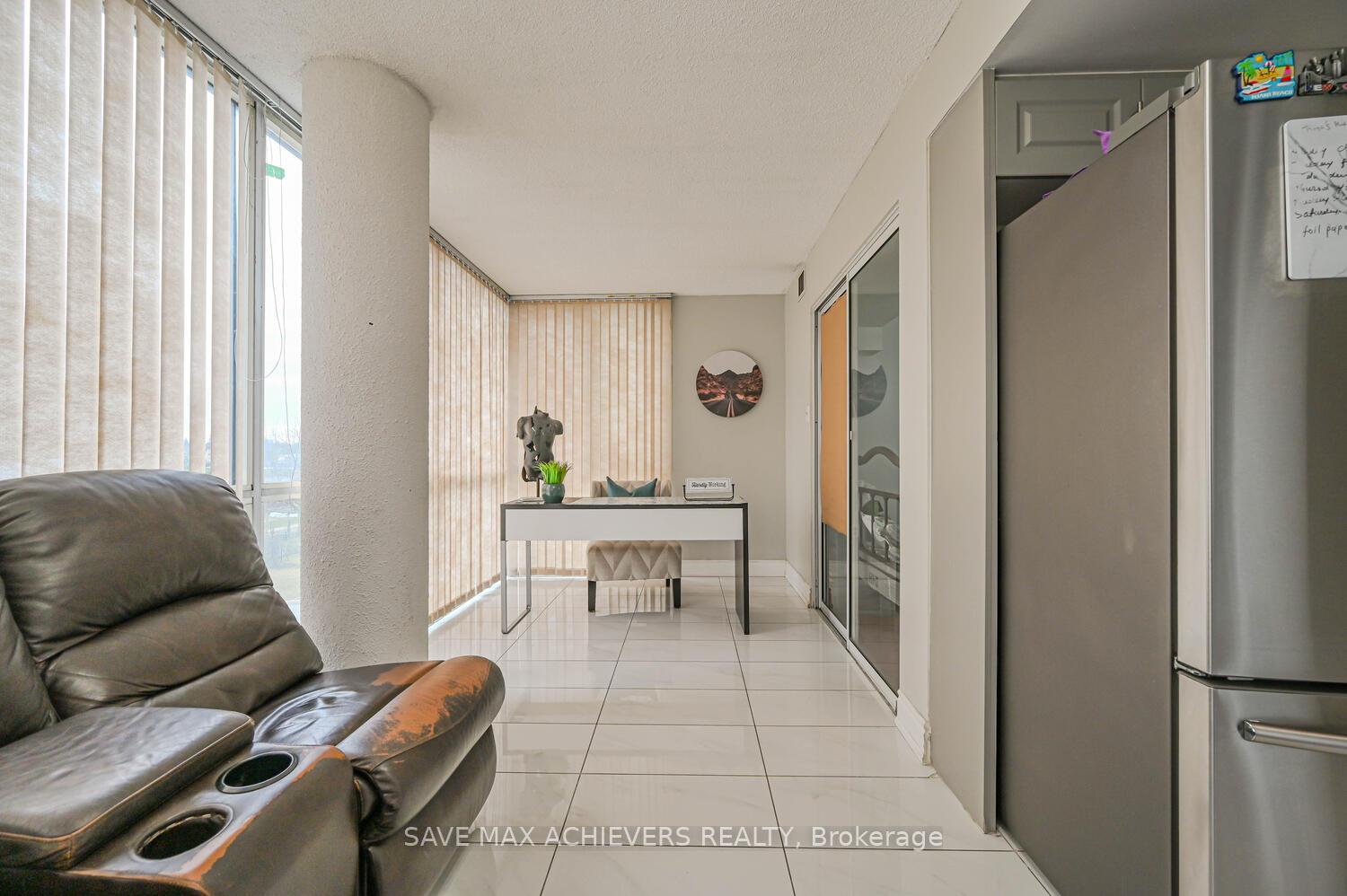 3 Bedrooms Condo at 21 Markbrook, Toronto For sale