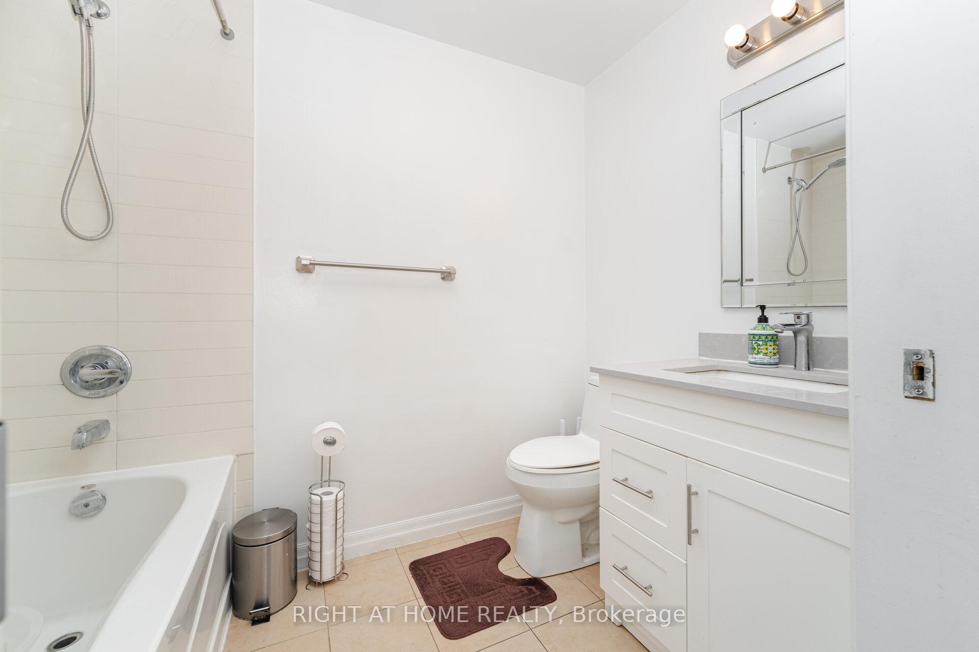 2 Bedrooms Condo at 225 Webb, Mississauga For sale