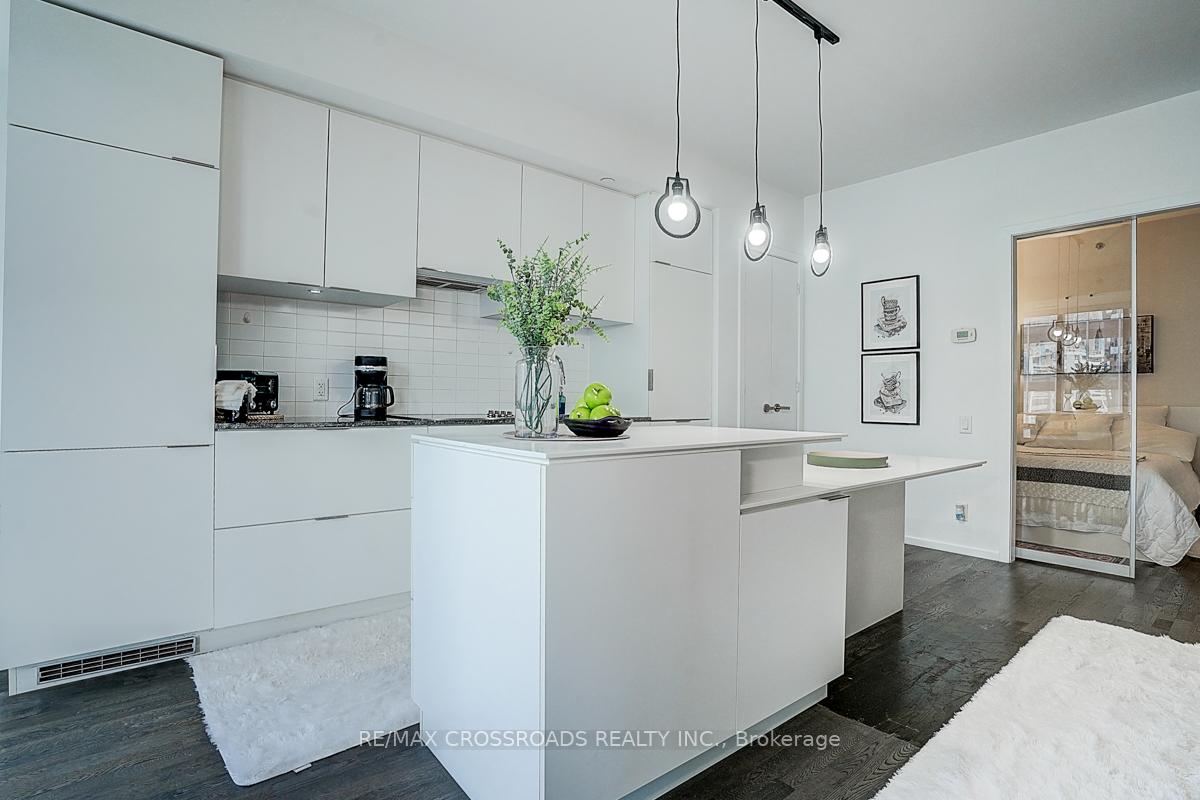 2 Bedrooms Condo at 5 St Joseph, Toronto For sale