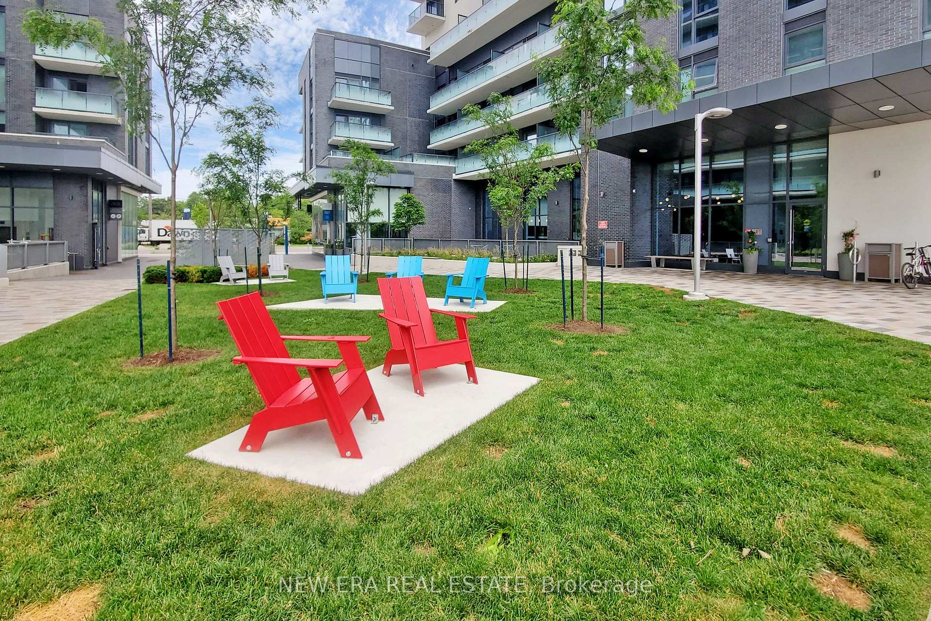 2 Bedrooms Condo at 30 Samuel Wood, Toronto For sale