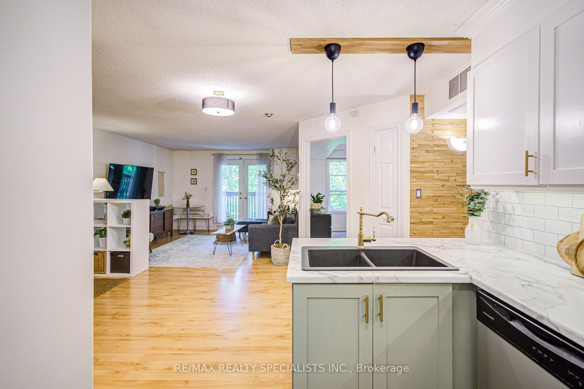 2 Bedrooms Condo at 2030 Cleaver, Burlington For sale