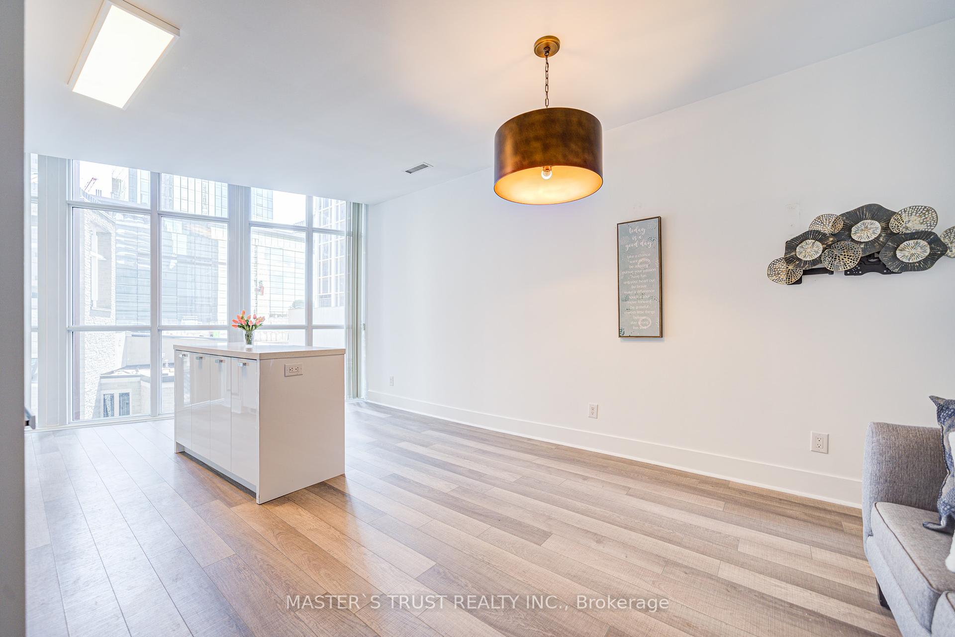 2 Bedrooms Condo at 32 Davenport, Toronto For sale
